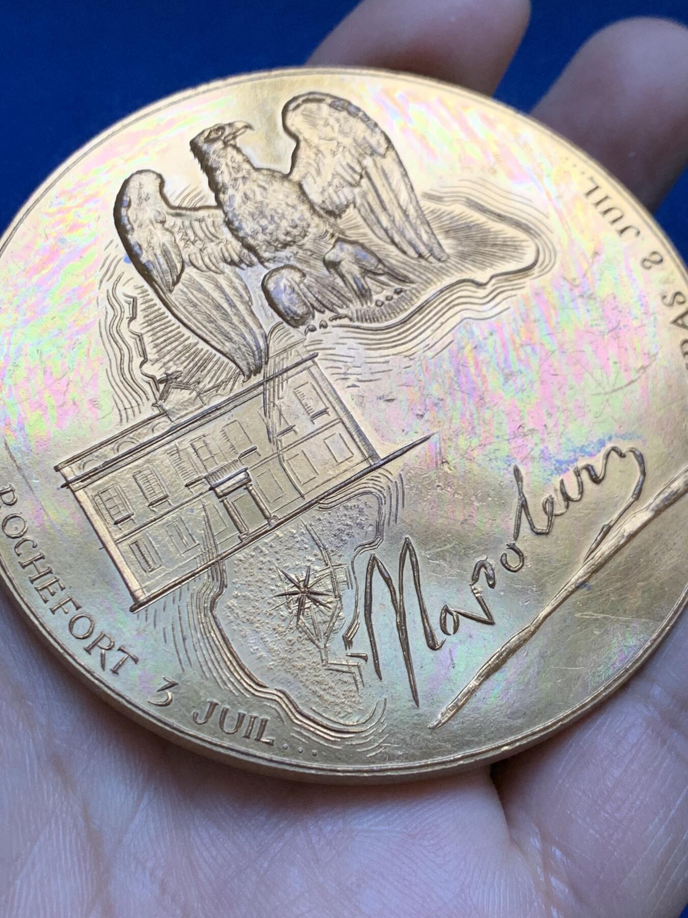 《竞宝斋》第445场 周日，周一，2场连拍 （全场包邮） 法国“1815年拿破仑向英国贝勒罗丰号战舰投降”镀金大铜章 直径69.2mm 重量140.9g 丰饶角铜标