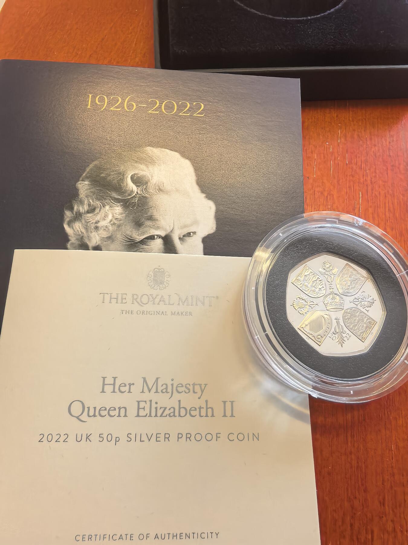 长老汇蛇年精选第八十场拍卖 2022查尔斯三世头像英国50便士精制纪念银币 伊丽莎白登基70周年，70分的eBay 2023年拍卖价1235元，盒证全