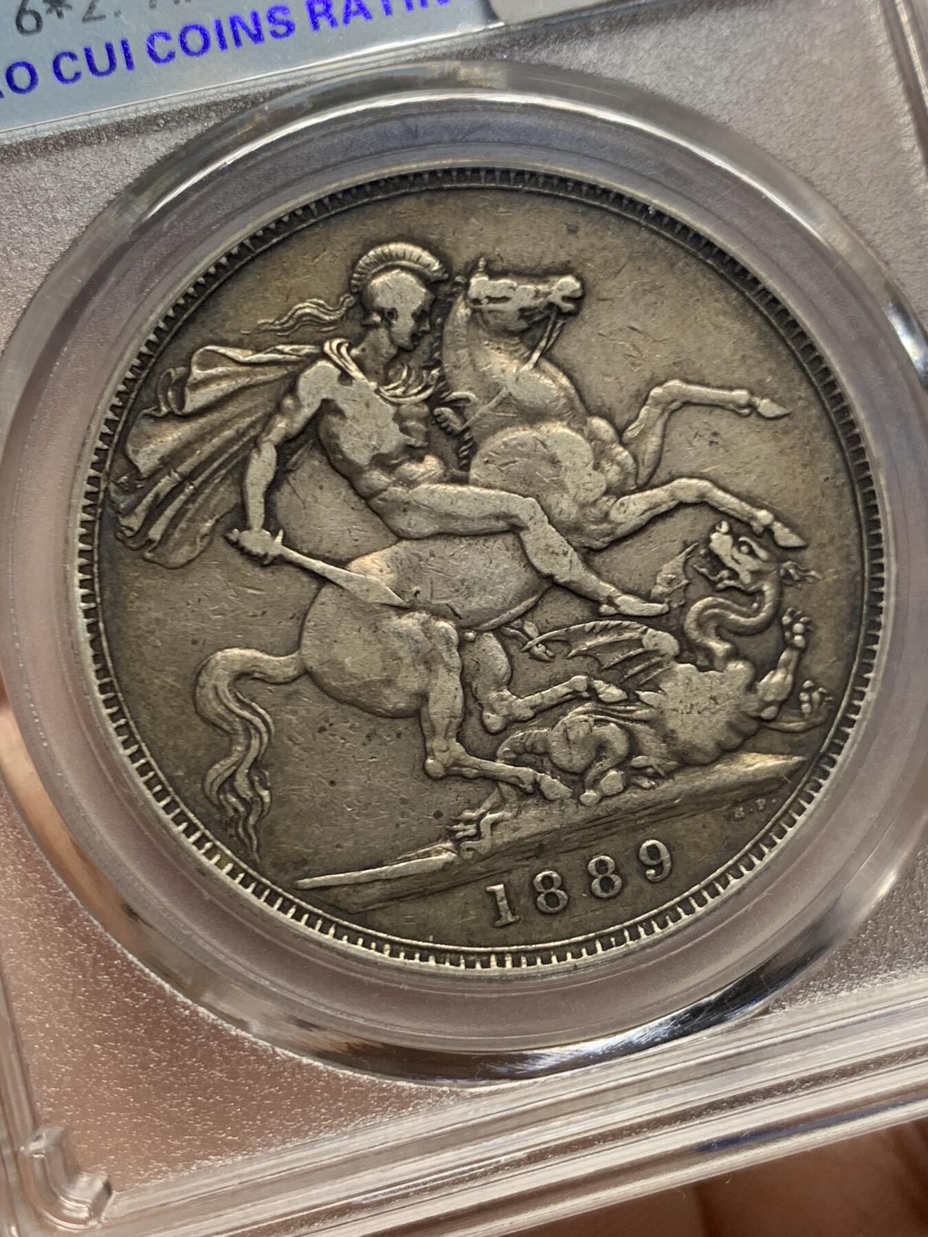 《竞宝斋》第445场 周日，周一，2场连拍 （全场包邮） 英国 1889年 维多利亚女王 高冠 马剑克朗大银币 原味状态 迷人深黑包浆