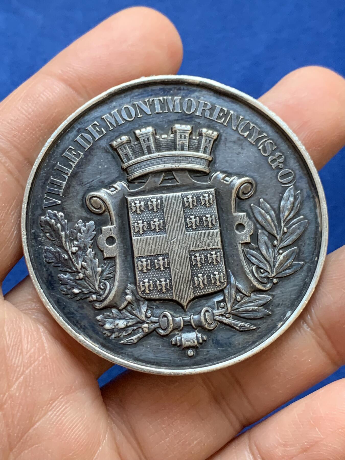 《竞宝斋》第445场 周日，周一，2场连拍 （全场包邮） 法国1876年蒙莫朗西市消防比赛大银章 46.55克 50.5mm 菱形野猪头银标 边有焊接痕迹