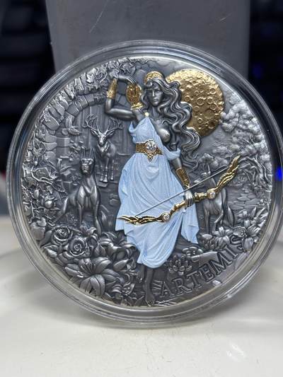 第185期拍卖 -  喀麦隆2024年狩猎女神阿尔忒弥斯镶嵌钻石银币，999银，2盎司，发行500枚