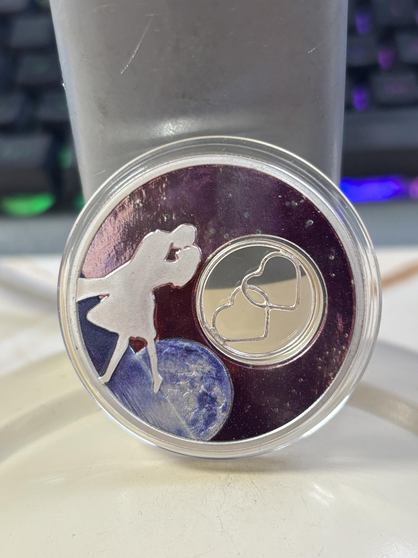 第185期拍卖 纽埃2018年爱情系列月光舞者1盎司彩色纪念银币，999银，发行1000枚