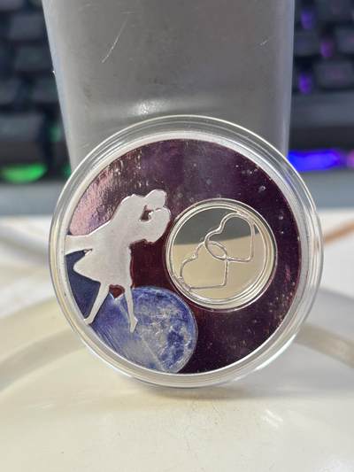 第185期拍卖 - 纽埃2018年爱情系列月光舞者1盎司彩色纪念银币，999银，发行1000枚