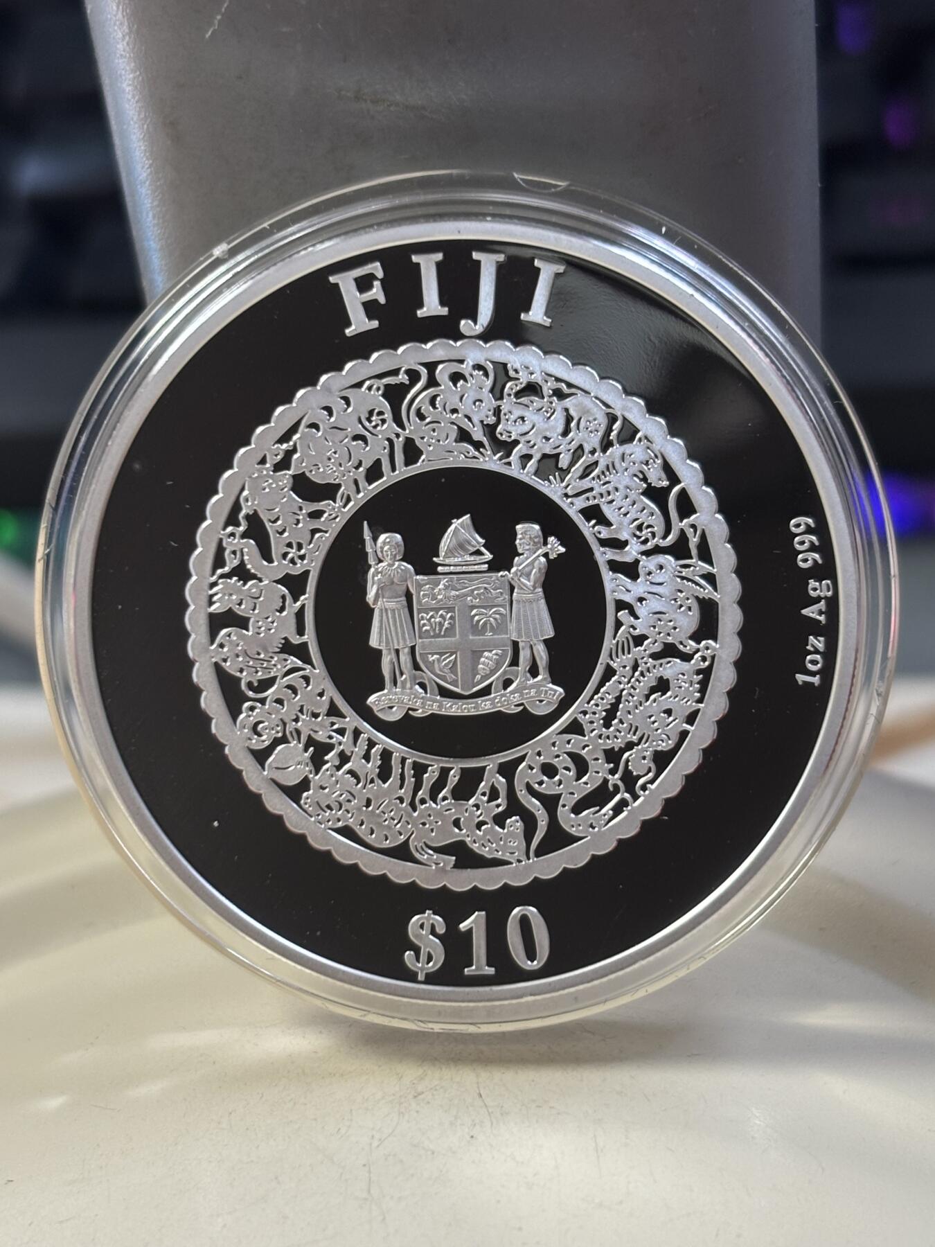 第185期拍卖 斐济2022年中国生肖系列虎年镶嵌天然珍珠镀金1盎司银币，999银，发行8888枚