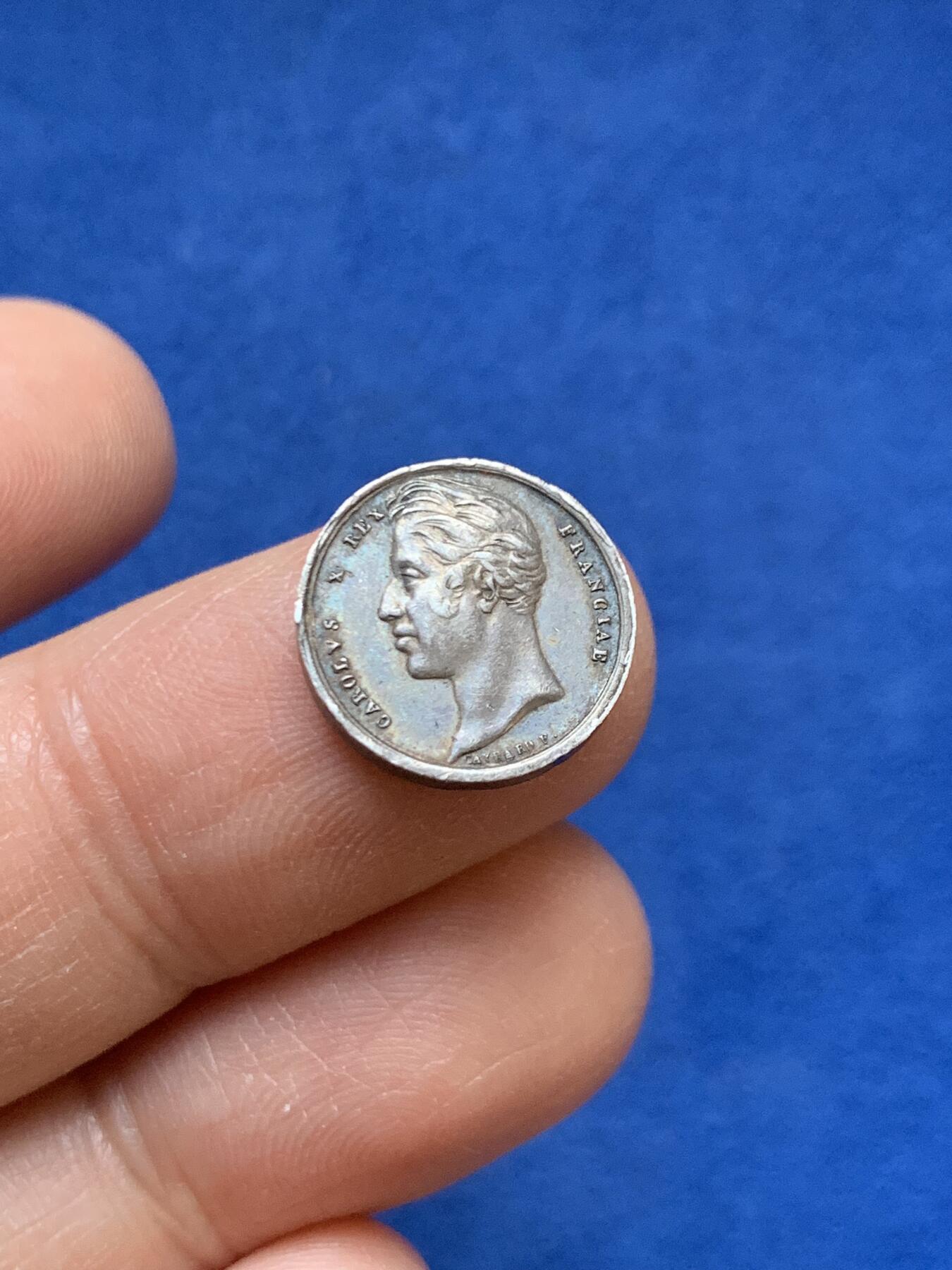 《竞宝斋》第445场 周日，周一，2场连拍 （全场包邮） 查理十世加冕小银章 2.35克 14.3mm 稀见品种