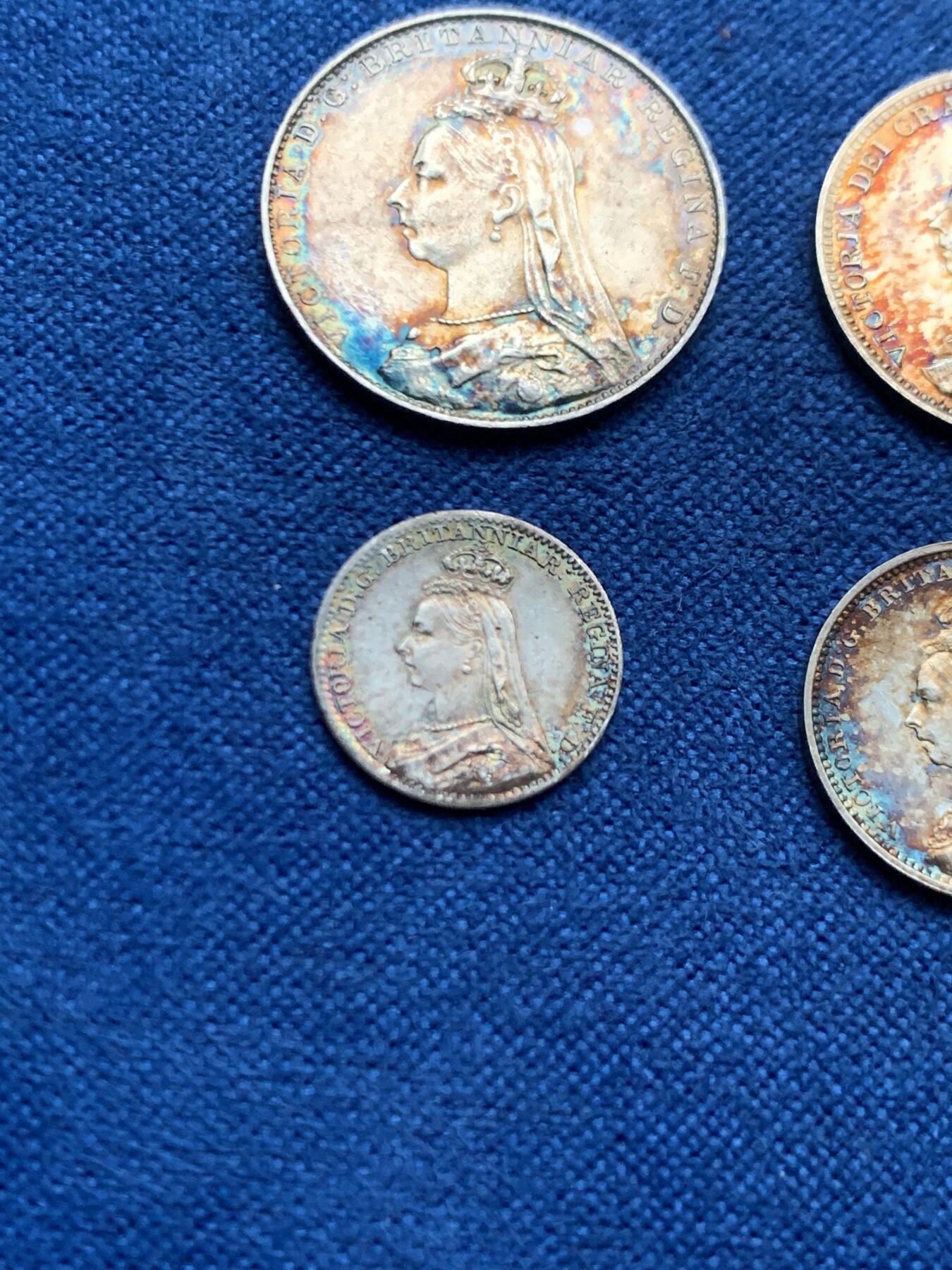 《竞宝斋》第445场 周日，周一，2场连拍 （全场包邮） 四枚一组 英国1891年维多利亚高冠濯足节银币，带盒，1便士、2便士、3便士、4便士，细节见图。