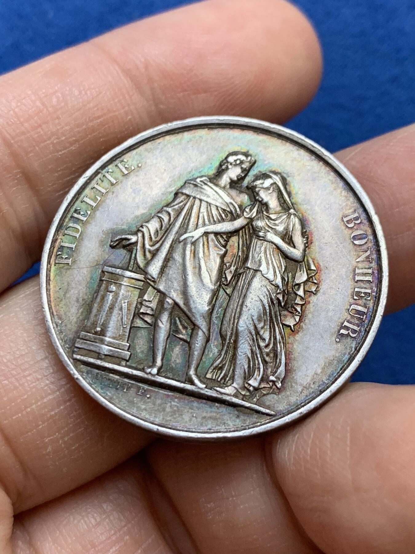 《竞宝斋》第445场 周日，周一，2场连拍 （全场包邮） 法国婚姻纪念银章 背面无刻字 手指银标边铭 33.2mm 16.35克