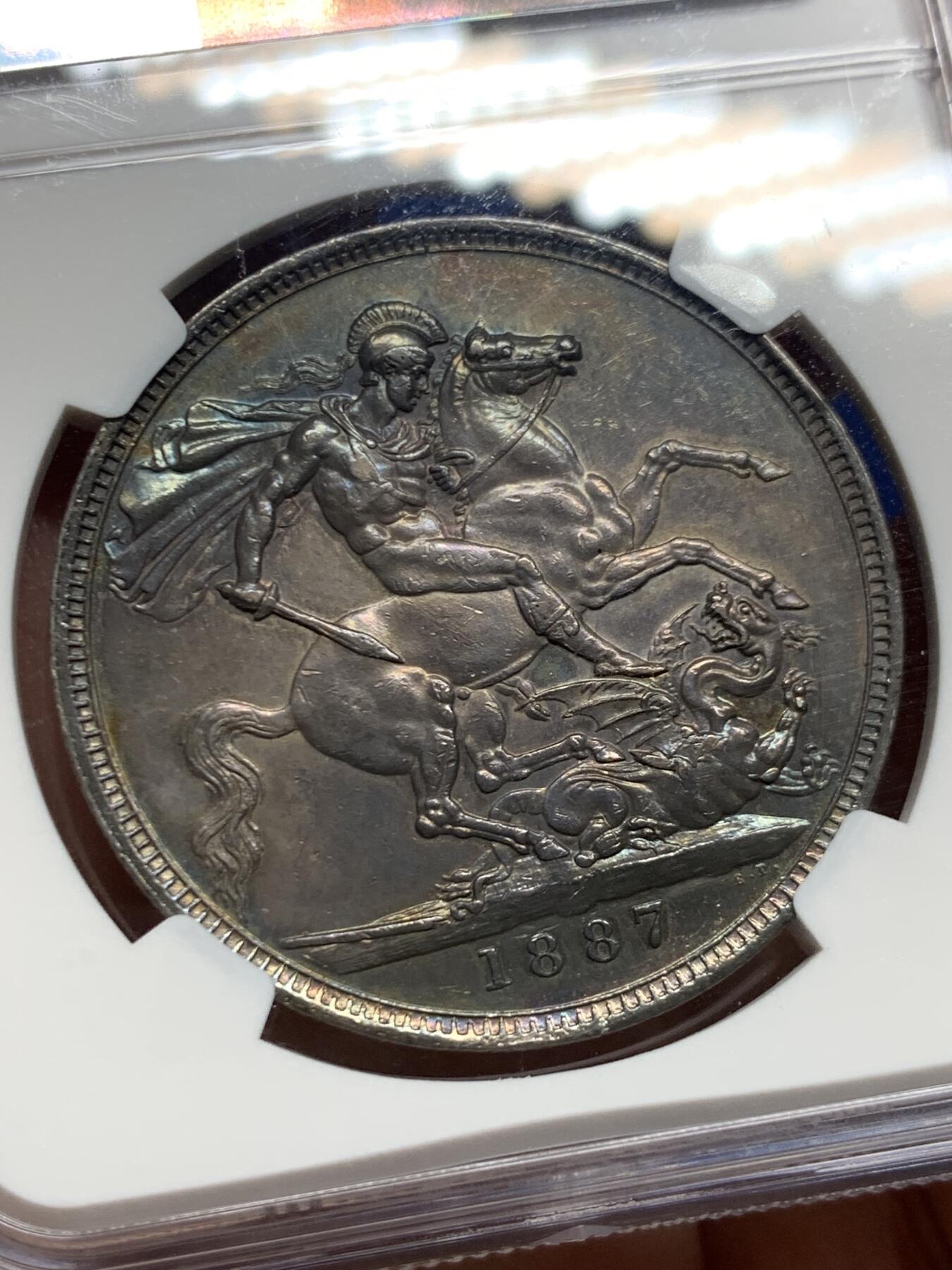 《竞宝斋》第445场 周日，周一，2场连拍 （全场包邮） NGC UNCD 1887年英国维多利亚高冠马剑1克朗大银币，双面靓丽包浆包浆，可惜没有分数，NGC评级清洗。