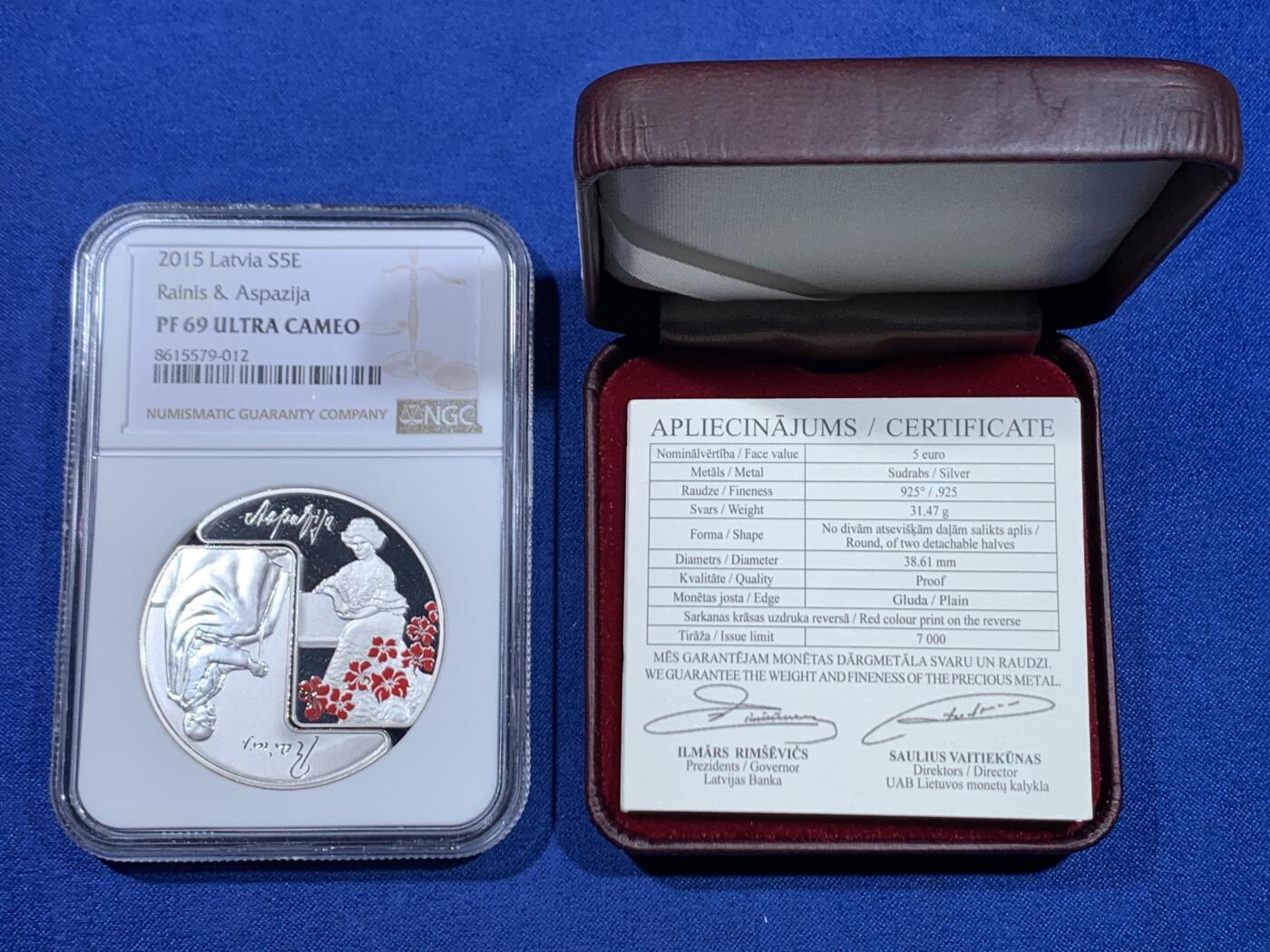 《竞宝斋》第445场 周日，周一，2场连拍 （全场包邮） 获奖币 NGC PF69UC 拉脱维亚2015年瑞尼斯和阿斯帕齐亚诞辰150周年5欧元精制纪念银币（31.47克重，925银，盒证齐全，发行量7千枚）荣膺2016年硬币之星独特概念奖第一名（银币采取了对称组合不同工艺处理手段，一半采取反向精制工艺，另一枚则采取精制工艺，正反两面均有其个人肖像及代表著作言论雕刻，属于双主题压铸手法）