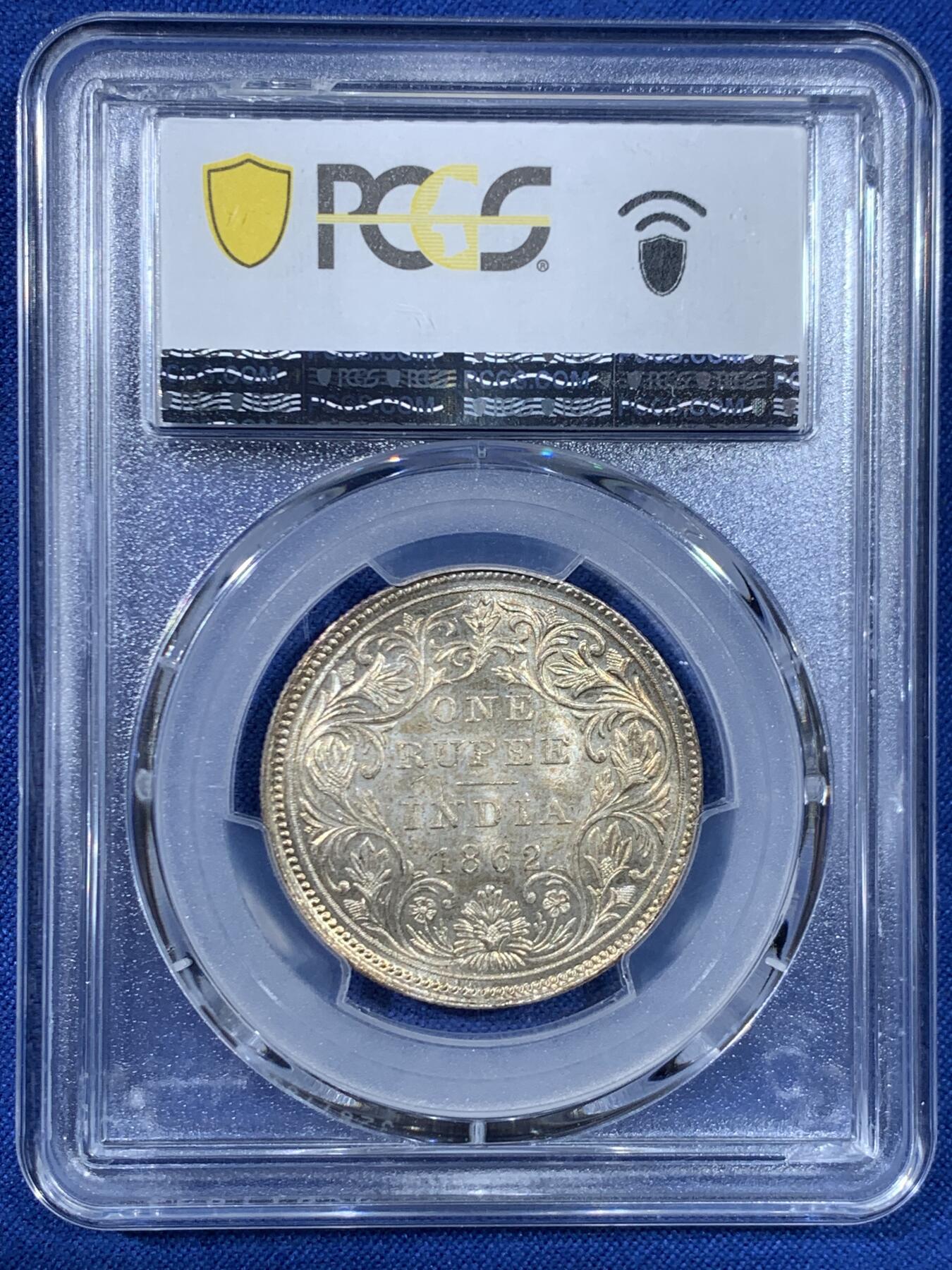 《竞宝斋》第445场 周日，周一，2场连拍 （全场包邮） PCGS MS62 英属印度1862年维多利亚女王1卢比银币，原光好状态。背面支撑有磕，细节见图。