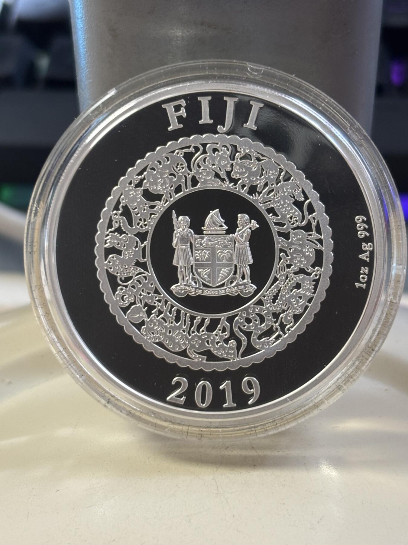 第185期拍卖 斐济2019年中国生肖系列猪年镶嵌天然珍珠镀金1盎司银币，999银，发行8888枚