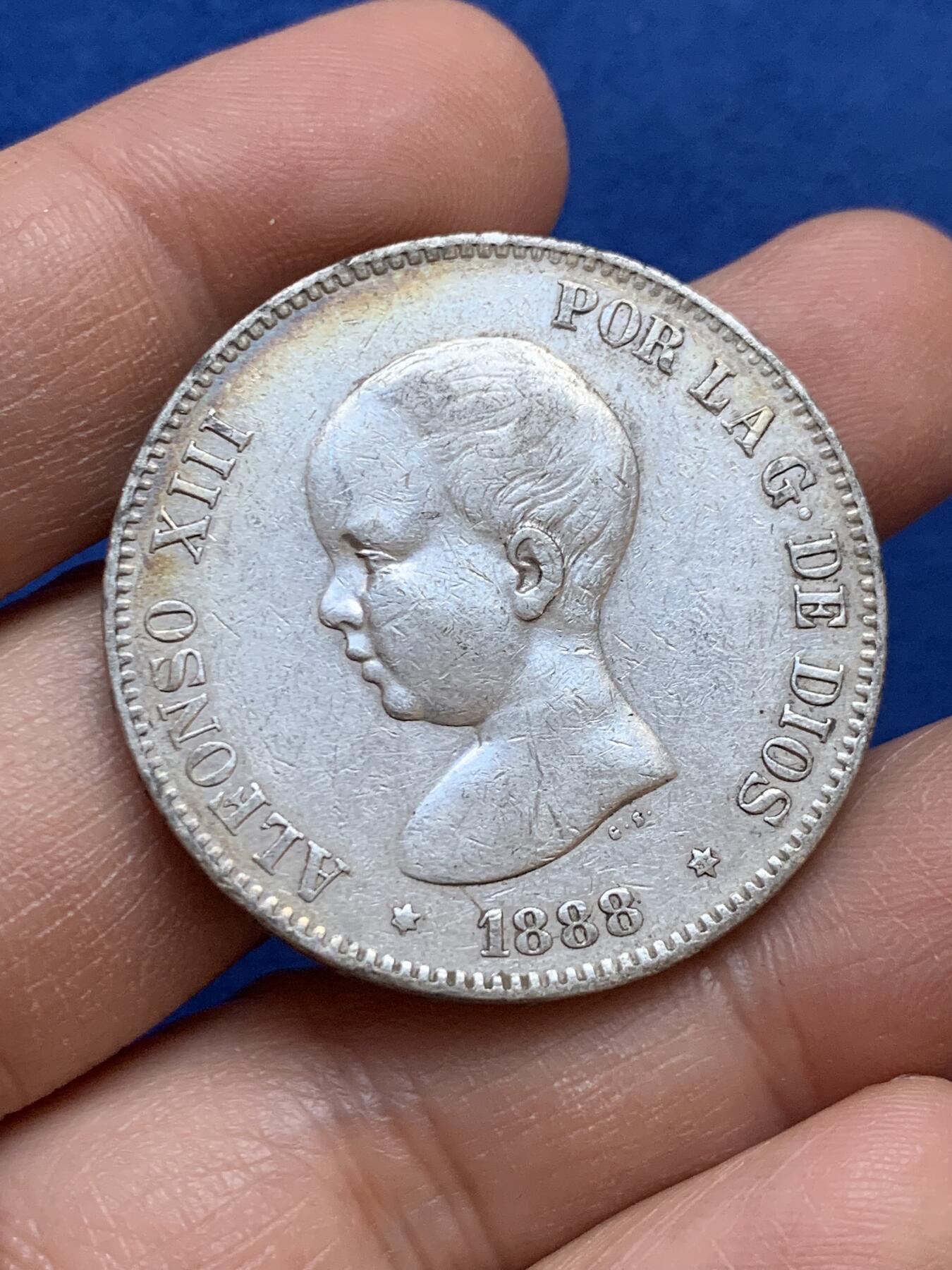 《竞宝斋》第445场 周日，周一，2场连拍 （全场包邮） 西班牙 1888年 阿方索十三世婴儿头5比塞塔双柱银币 吉祥年份 淡彩包浆 高点保存得也不错 带光