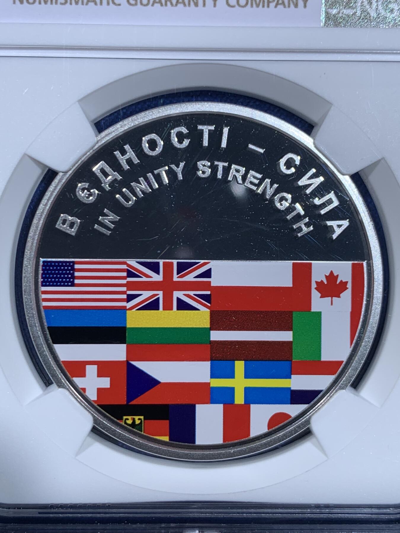 《竞宝斋》第445场 周日，周一，2场连拍 （全场包邮） 获奖币 NGC PF68UC 乌克兰2022年团结的力量彩色10格里夫纳精制纪念币（1盎司，925银，盒证齐全，发行量5千枚）荣膺克劳斯世界硬币大赛之2024年第40界克劳斯最富激情币（乌克兰战争发行的最后一枚纪念银币，随着乌俄战事接近尾声，也宣告着硬币之上欧美结盟国家的落败，极具历史寓意价值的一枚现代战争纪念银币）