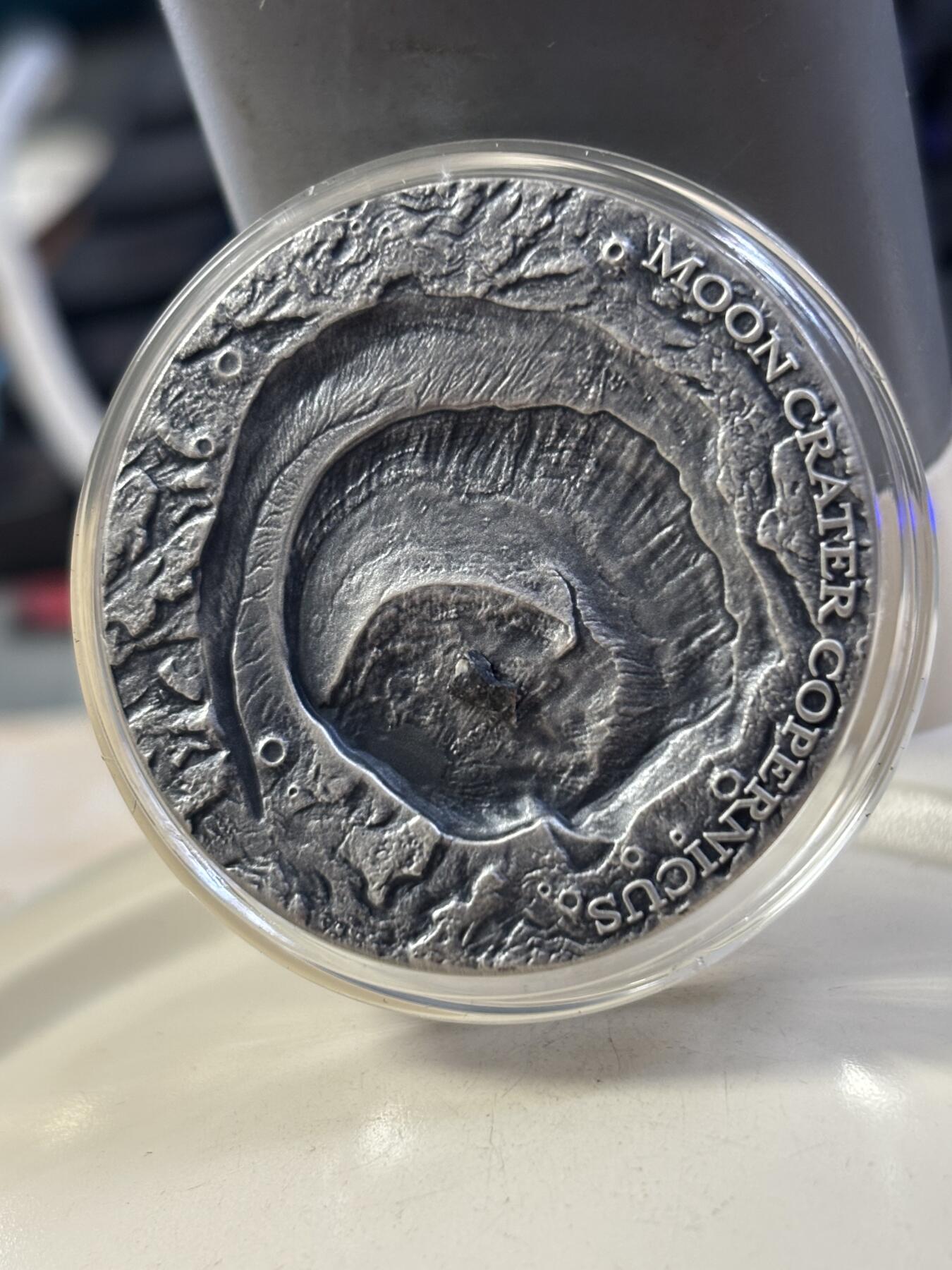 第185期拍卖 纽埃2019年宇宙星坑1哥白尼环形山镶月球陨石银币，999银，发行666枚