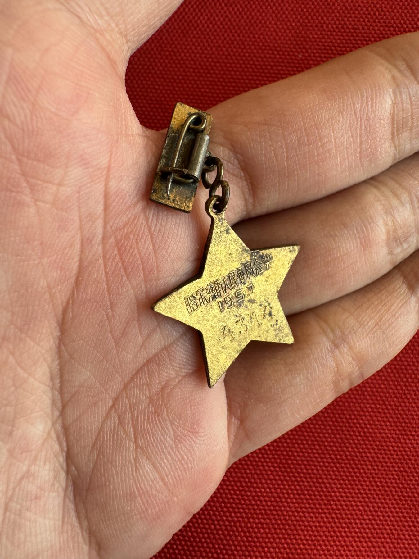 五哥徽章群   9号周二晚上八点4群联拍 铜章