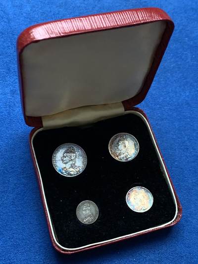 《竞宝斋》第445场 周日，周一，2场连拍 （全场包邮） - 四枚一组 英国1891年维多利亚高冠濯足节银币，带盒，1便士、2便士、3便士、4便士，细节见图。