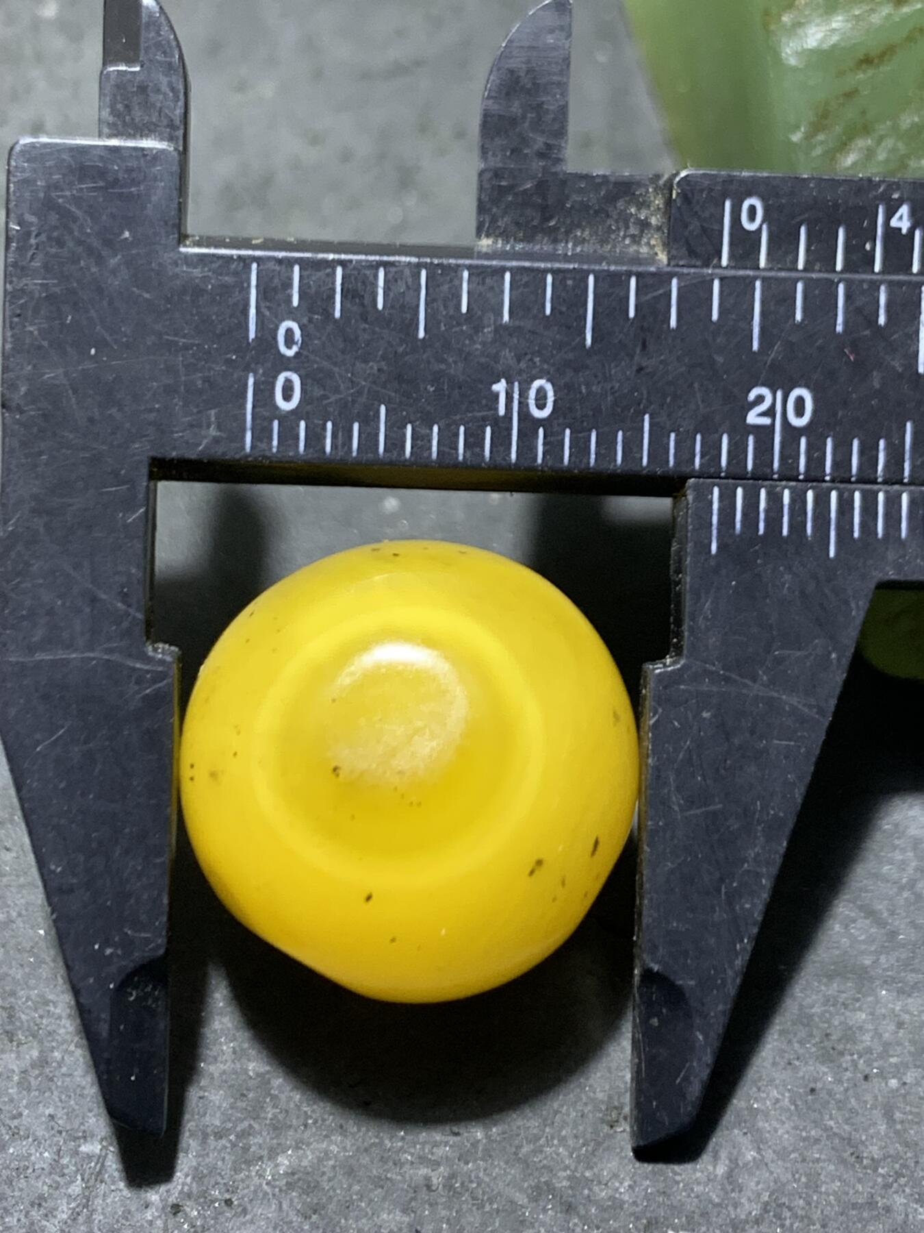 天然乌克兰蜜蜡通货随形大圆珠一颗