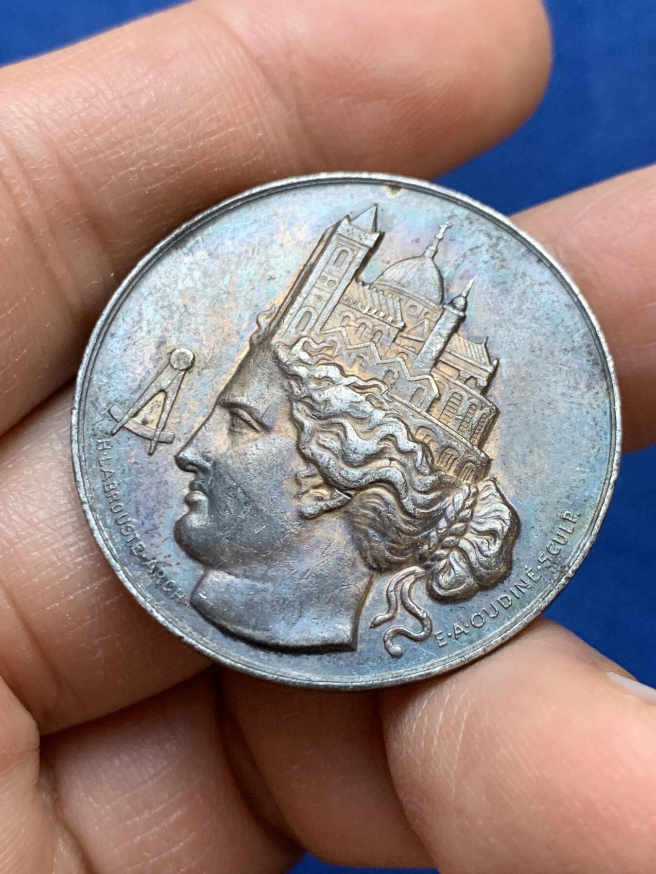 《竞宝斋》第445场 周日，周一，2场连拍 （全场包邮） 法国中央建筑师协会纪念银章 正面头戴城市建筑皇冠的女神 14.6克 33.5mm 丰饶角银标