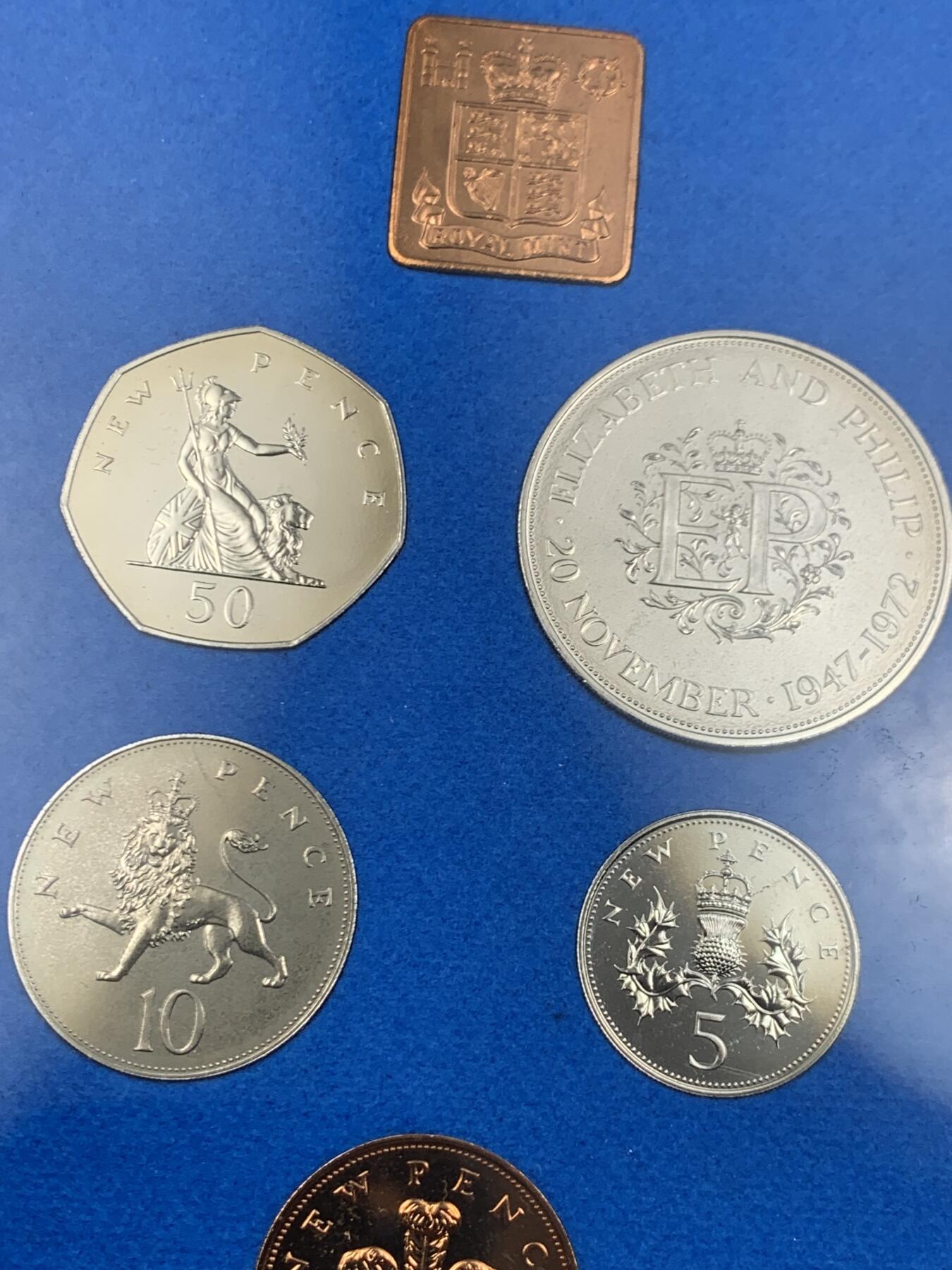 《竞宝斋》第445场 周日，周一，2场连拍 （全场包邮） 英国1972年精制套币 7枚币和1枚章 包含女王银婚精制克朗纪念币 状态挺美