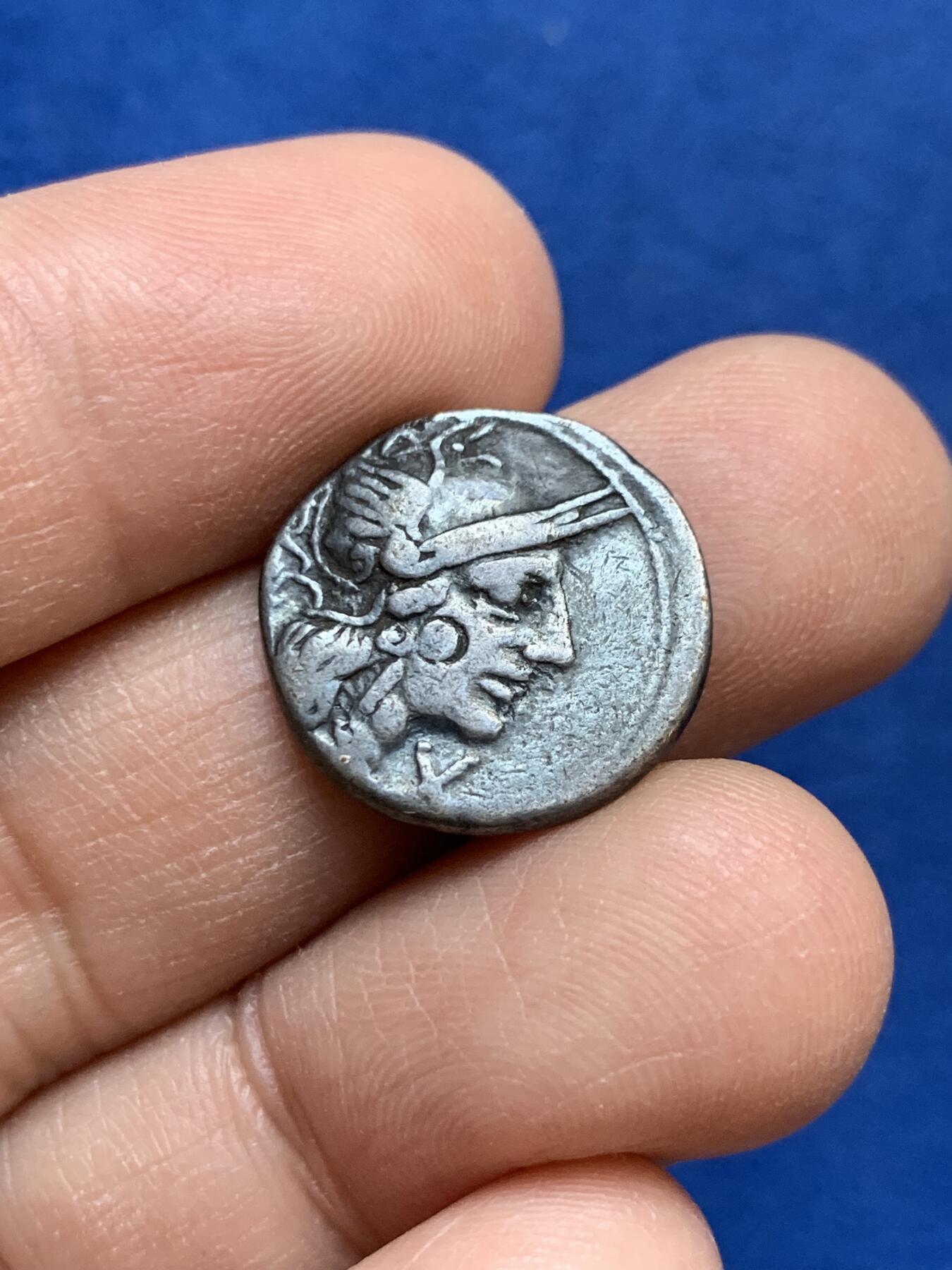 《竞宝斋》第445场 周日，周一，2场连拍 （全场包邮） 古罗马银币一枚 罗马城守护女神和胜利女神驾驭四马车打制币 3.75克 打制不错 细节见图