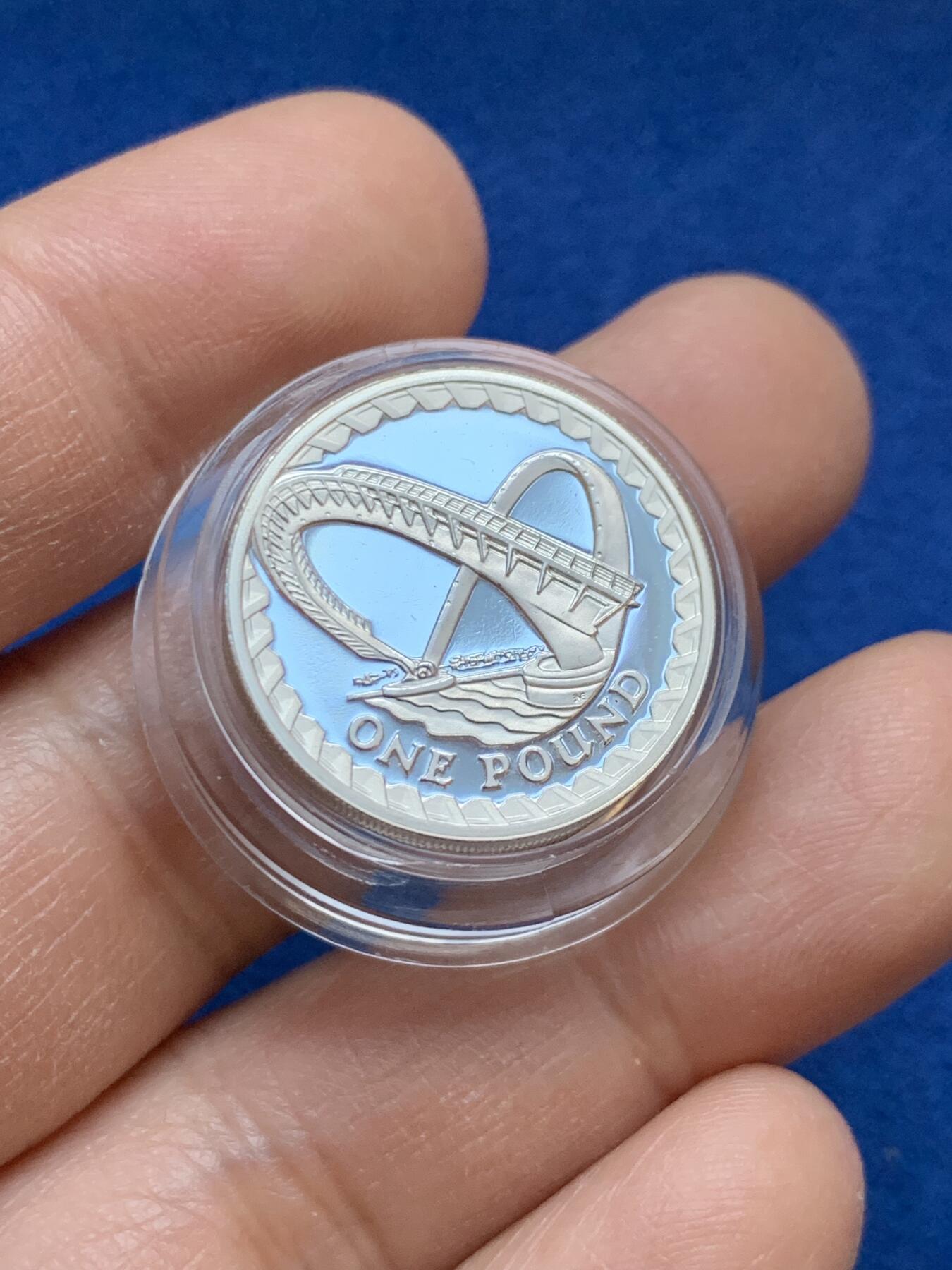 《竞宝斋》第445场 周日，周一，2场连拍 （全场包邮） 英国2007年盖茨黑德千禧桥一镑加厚银币 桥系列最后一枚英格兰盖茨黑德千禧桥 仅发行于加厚套币中 发行量5739枚 19克 925银