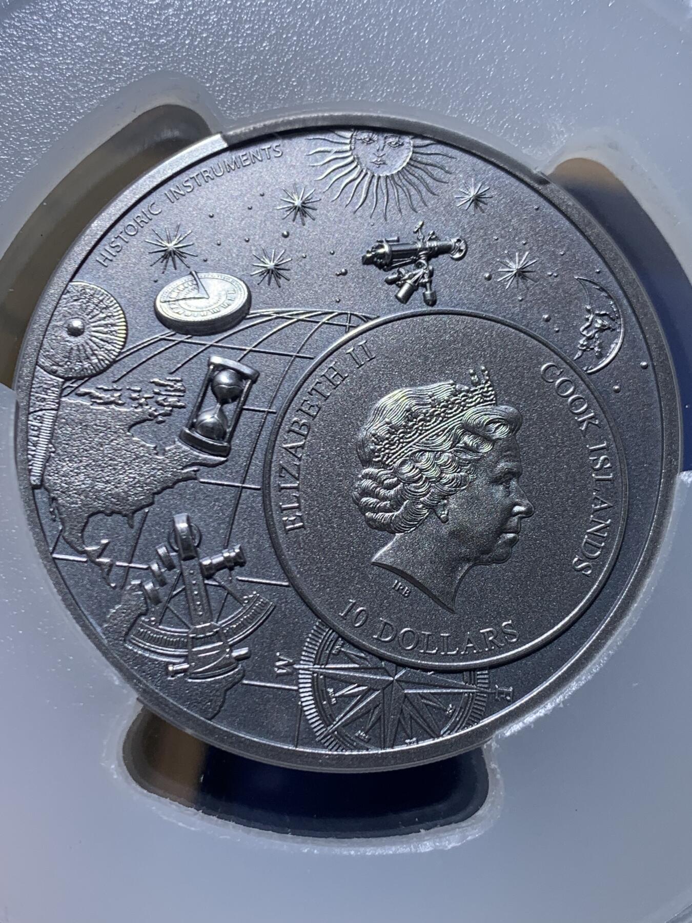 《竞宝斋》第445场 周日，周一，2场连拍 （全场包邮） PCGS MS70 库克群岛2023年历史仪器星盘2盎司高浮雕银币，直径45毫米加厚，铸造量1500枚，含纯银2盎司，仿古工艺处理，超立体高浮雕纪念银币，表面铸造非常精密，刻度如同真的仪器。状态一流，冠军分。2024克劳斯世界硬币大奖赛最佳克朗币 加大加厚盒装