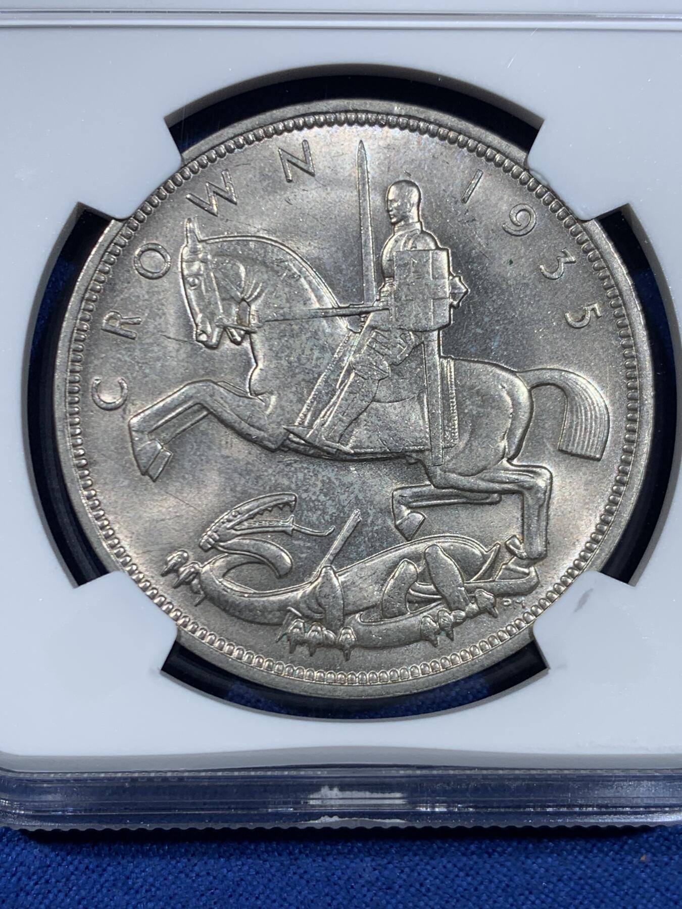 《竞宝斋》第445场 周日，周一，2场连拍 （全场包邮） NGC MS63 英国1935年乔治五世1克朗木马剑银币，光度不错，状态也好。