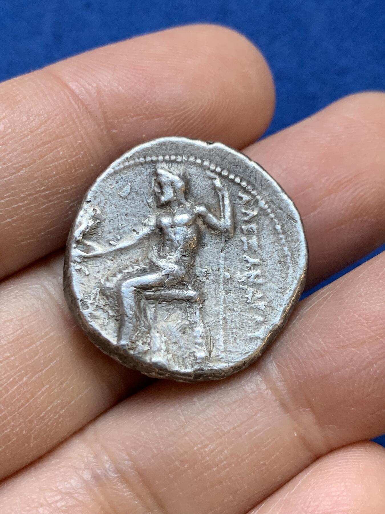 《竞宝斋》第445场 周日，周一，2场连拍 （全场包邮） 马其顿王国亚历山大4德拉克马银币，公元前336-前323年，亚历山大打败波斯帝国后，在米里安德罗斯或者伊索斯城打制的4德拉克马银币，俗称“在世版”。正面：大力神赫拉克勒斯，背面：主神宙斯左手持权杖，右手托托鹰座像。面值：4德拉克马。币坯接近正圆，图案打制居中，艺术性较强。