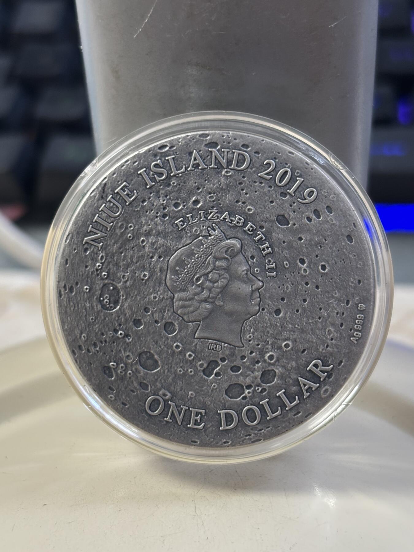 第185期拍卖 纽埃2019年宇宙星坑1哥白尼环形山镶月球陨石银币，999银，发行666枚