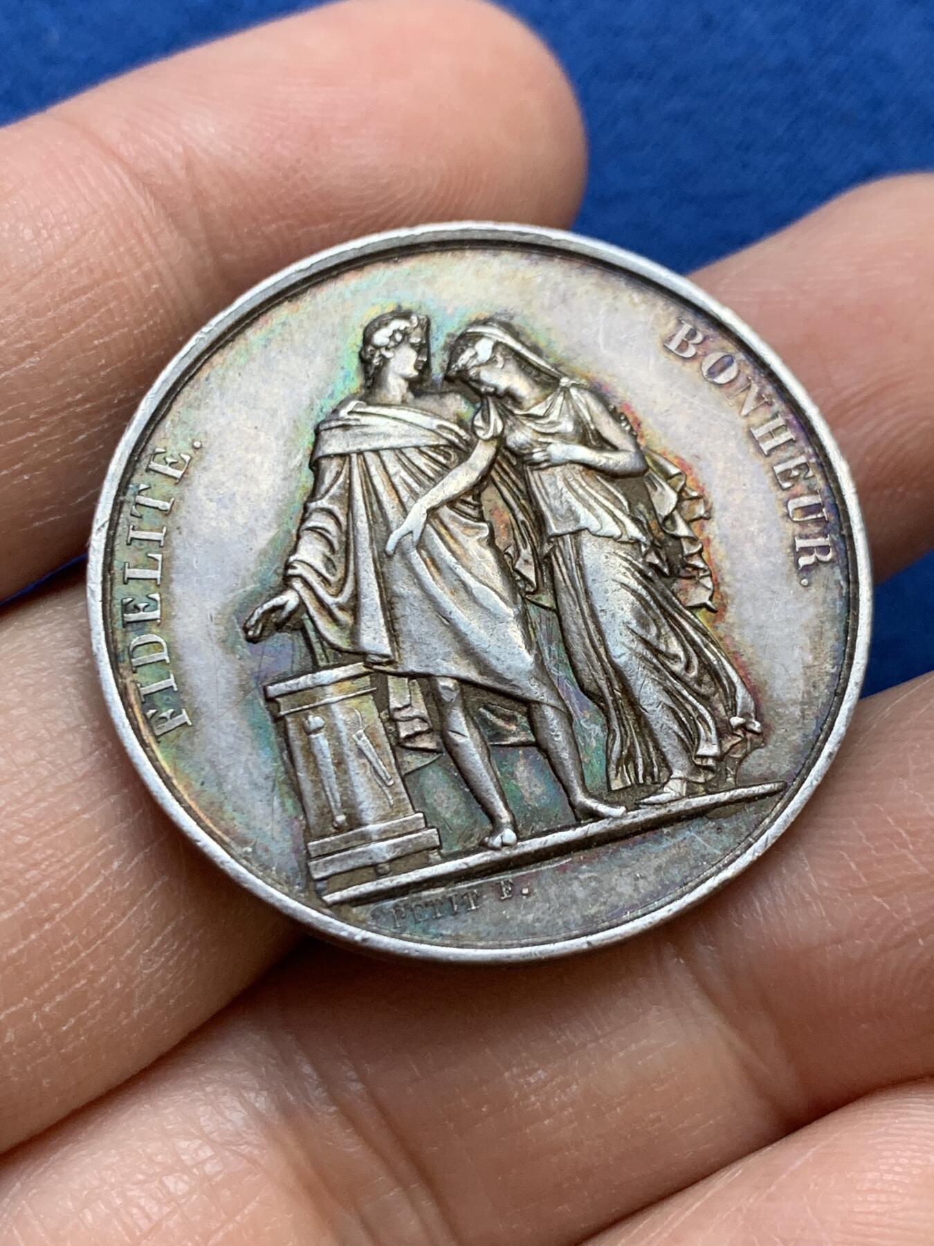 《竞宝斋》第445场 周日，周一，2场连拍 （全场包邮） 法国婚姻纪念银章 背面无刻字 手指银标边铭 33.2mm 16.35克