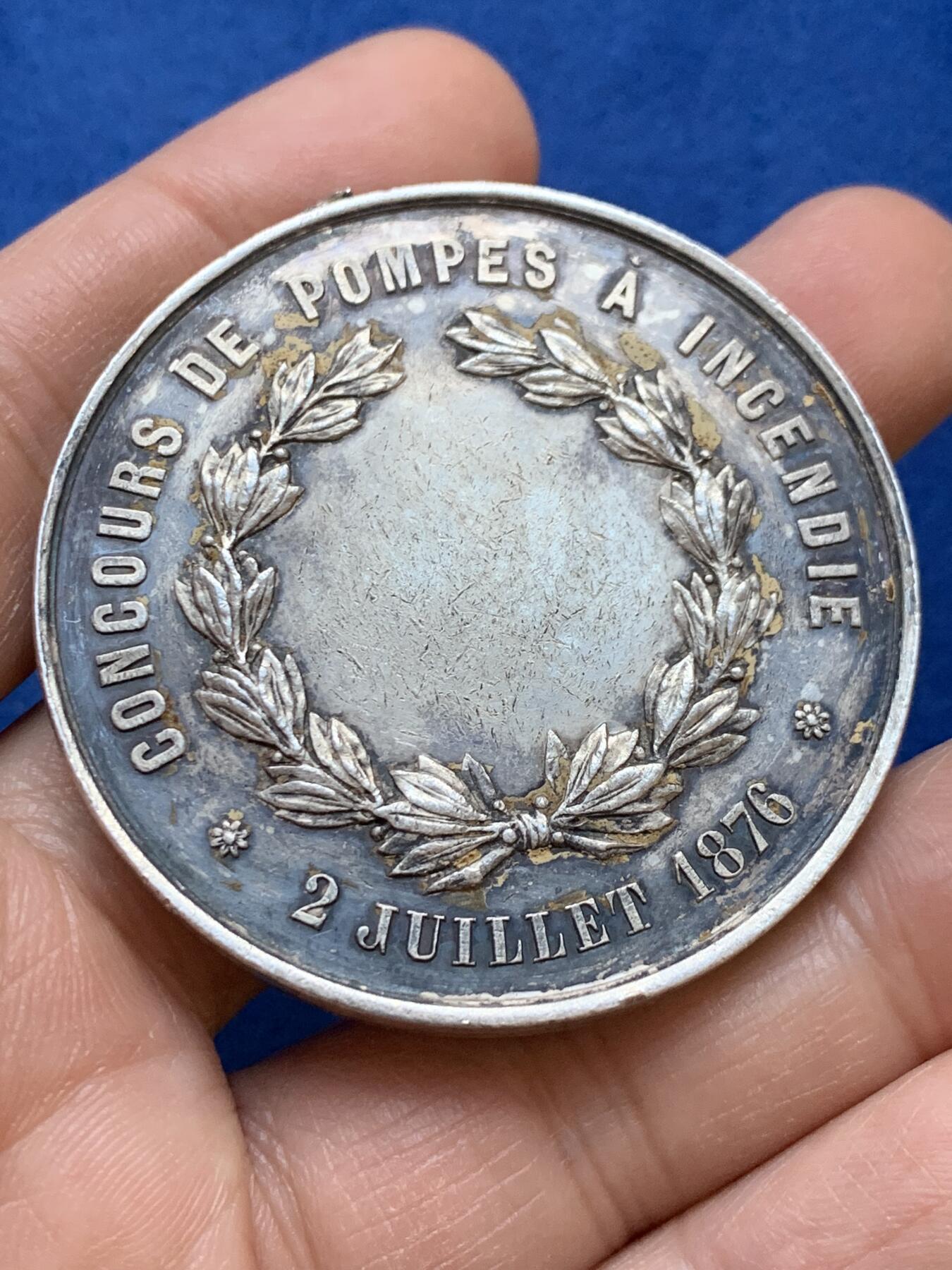 《竞宝斋》第445场 周日，周一，2场连拍 （全场包邮） 法国1876年蒙莫朗西市消防比赛大银章 46.55克 50.5mm 菱形野猪头银标 边有焊接痕迹