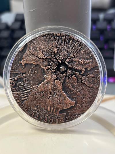 第185期拍卖 - 纽埃2019年陨石世界系列1富康陨石高浮雕仿古2盎司银币带证书，999银，发行666枚