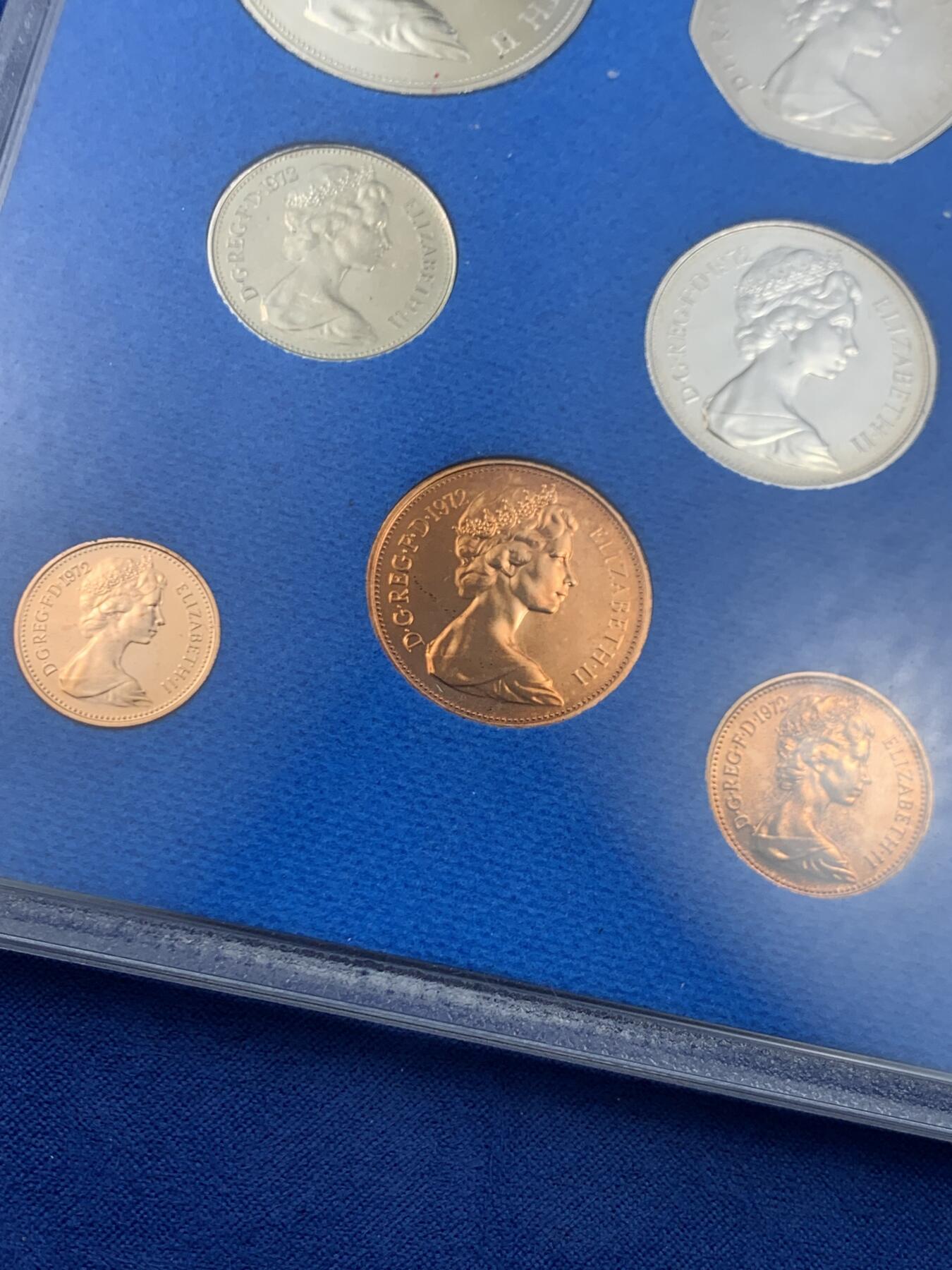 《竞宝斋》第445场 周日，周一，2场连拍 （全场包邮） 英国1972年精制套币 7枚币和1枚章 包含女王银婚精制克朗纪念币 状态挺美