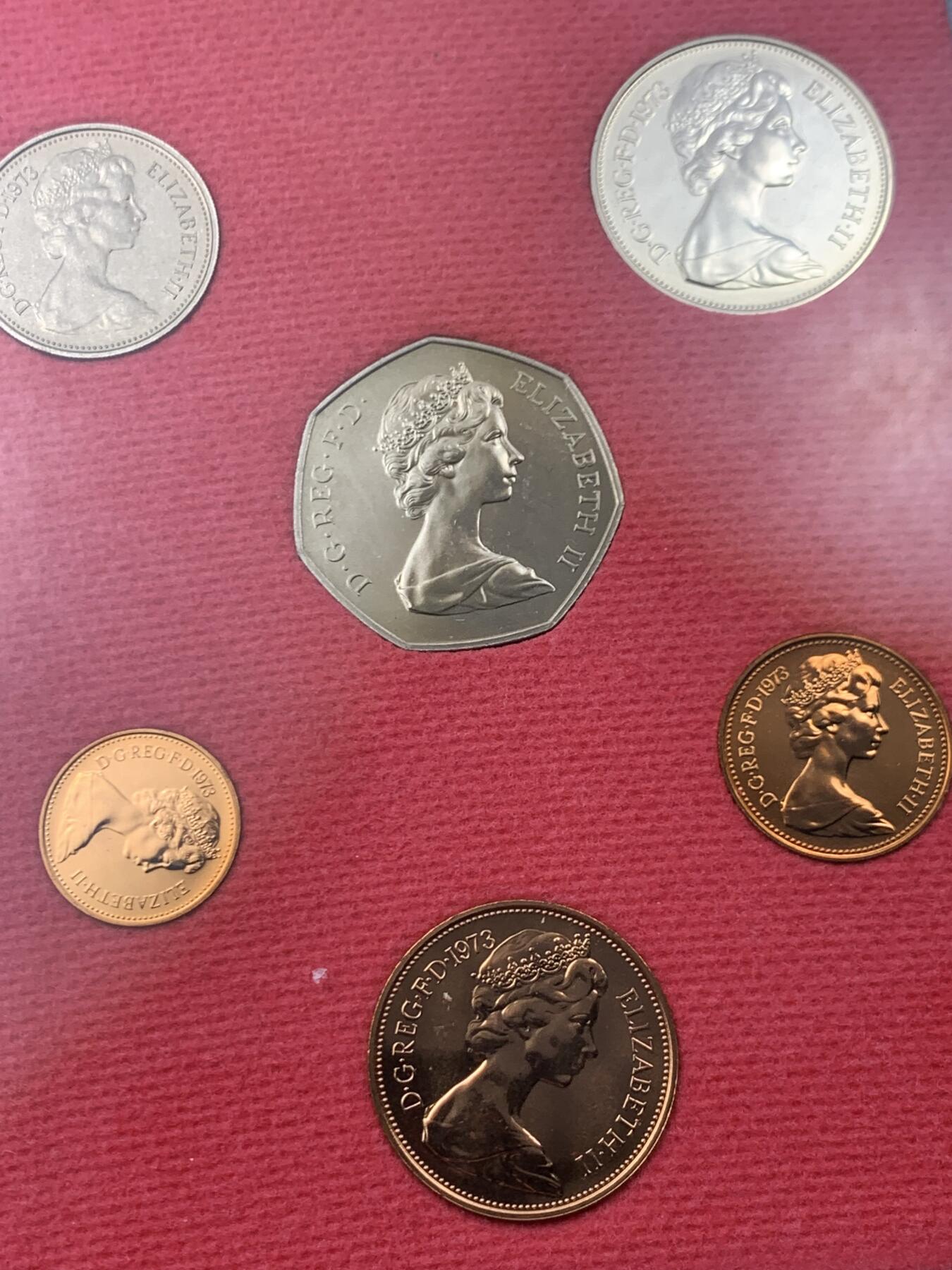 《竞宝斋》第445场 周日，周一，2场连拍 （全场包邮） 英国1973年精制套币 6枚币和1枚章 稀少