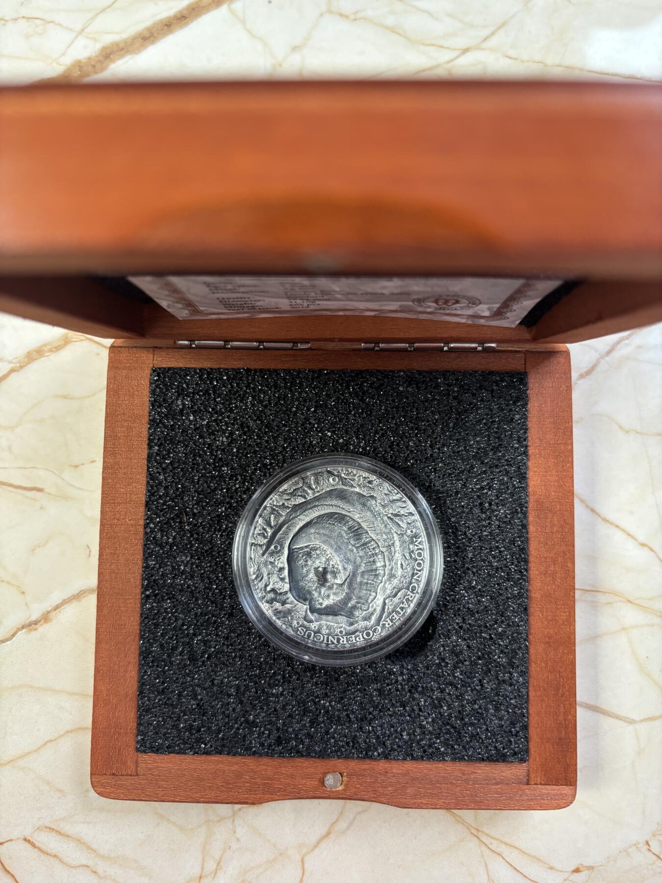 第185期拍卖 纽埃2019年宇宙星坑1哥白尼环形山镶月球陨石银币，999银，发行666枚