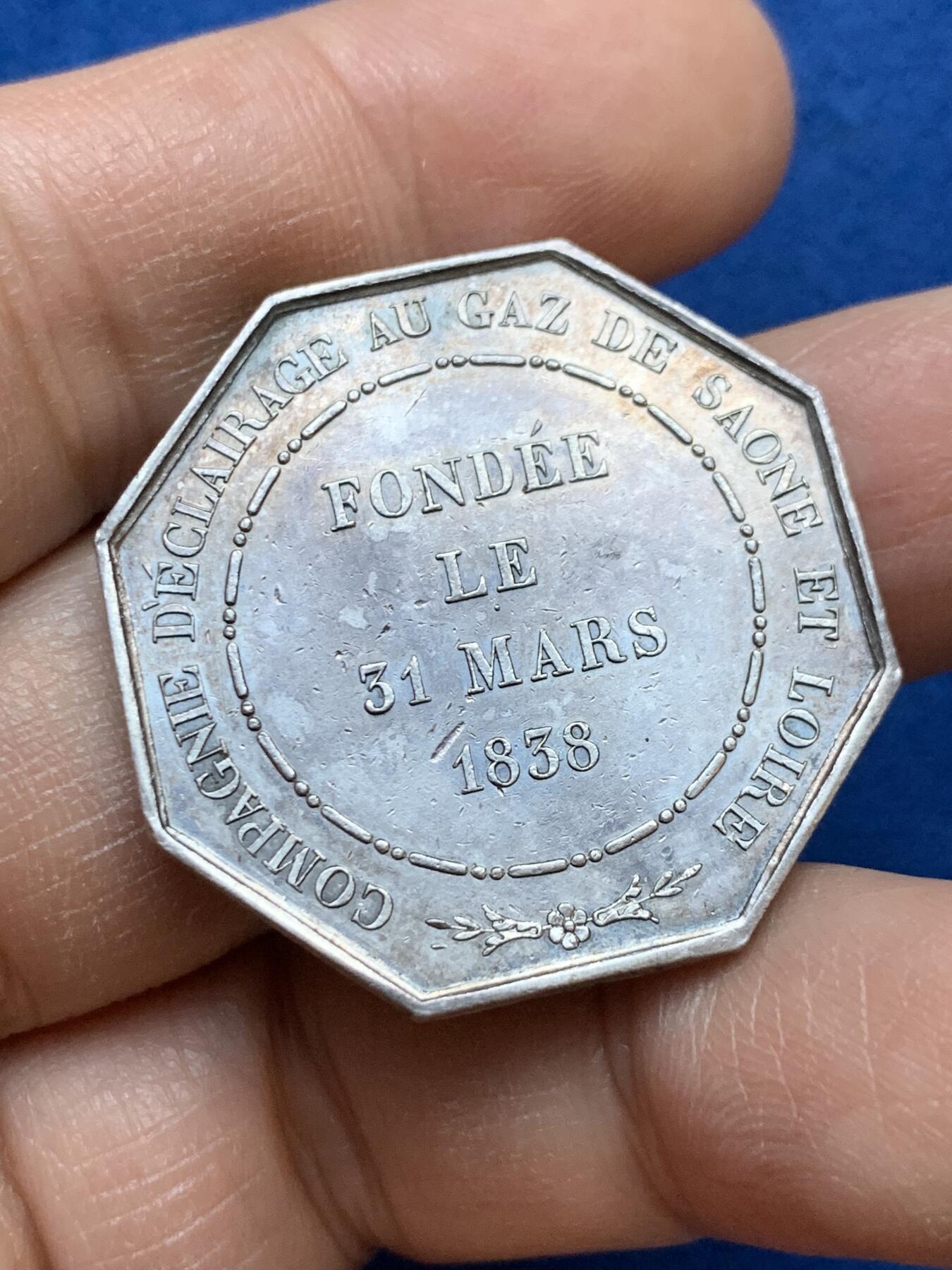 《竞宝斋》第445场 周日，周一，2场连拍 （全场包邮） 法国1838年沙隆市照明公司八角银质代币，蜜蜂AR边铭，32.2mm，15.9克，光度不错，细节见图。