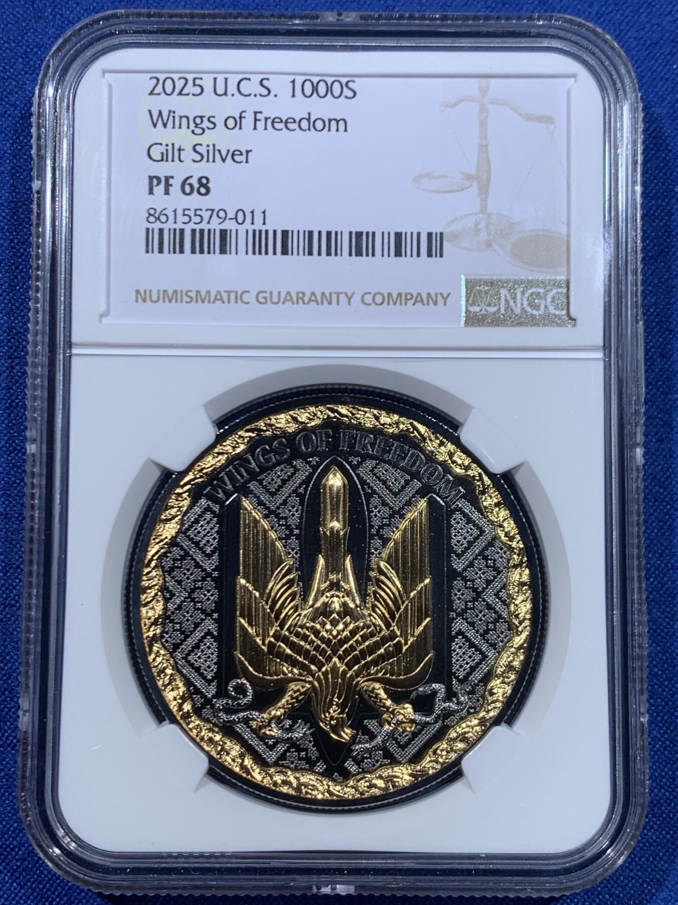 《竞宝斋》第445场 周日，周一，2场连拍 （全场包邮） 两枚一组 NGC PF68UC 美国2022年自由女神与神兽1000聪精制纪念加密货币（1盎司，999银，盒证齐全，发行量2千枚）个人认为该系列之中最美的女神化身银币 + NGC PF68 美国2025年乌克兰自由之翼镀金钌化纪念加密货币-1000聪（1盎司，999银，盒证齐全，发行量2千枚）个人认为该系列之中最精美复杂采取钌化加镀金工艺的银币