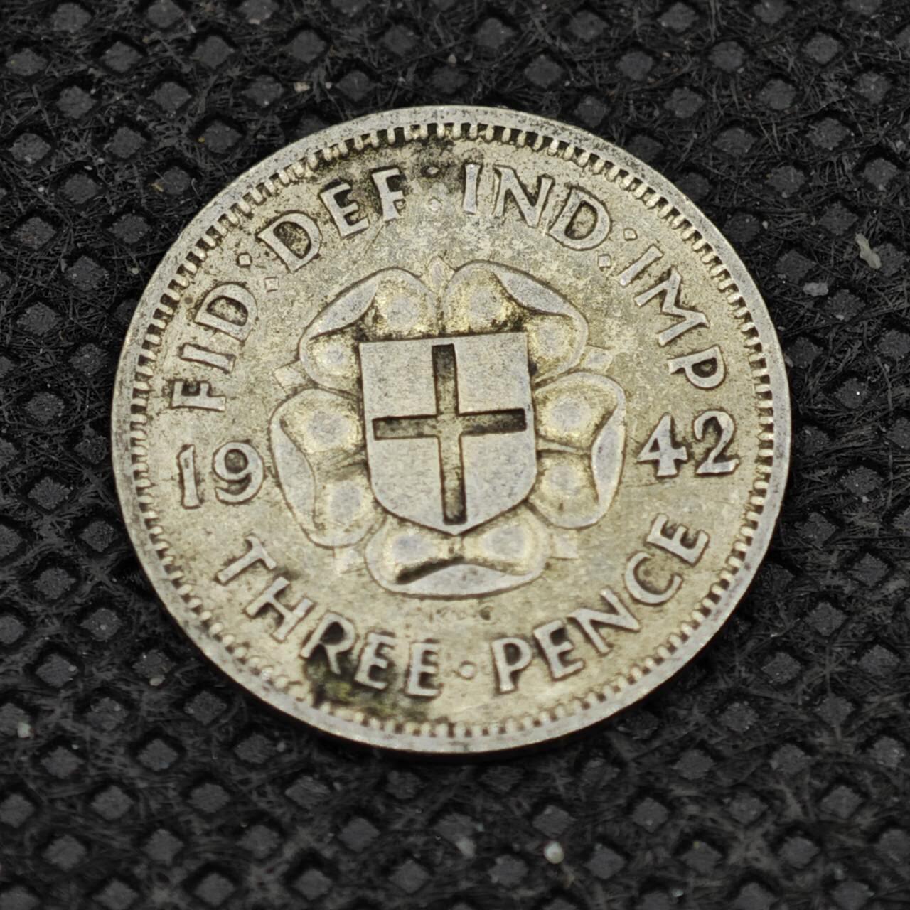 【淘币小摊】限时拍第八百二十四拍  小银币场  满百包邮可预留两周  周一统一发货        英国1942年乔治六世3便士银币