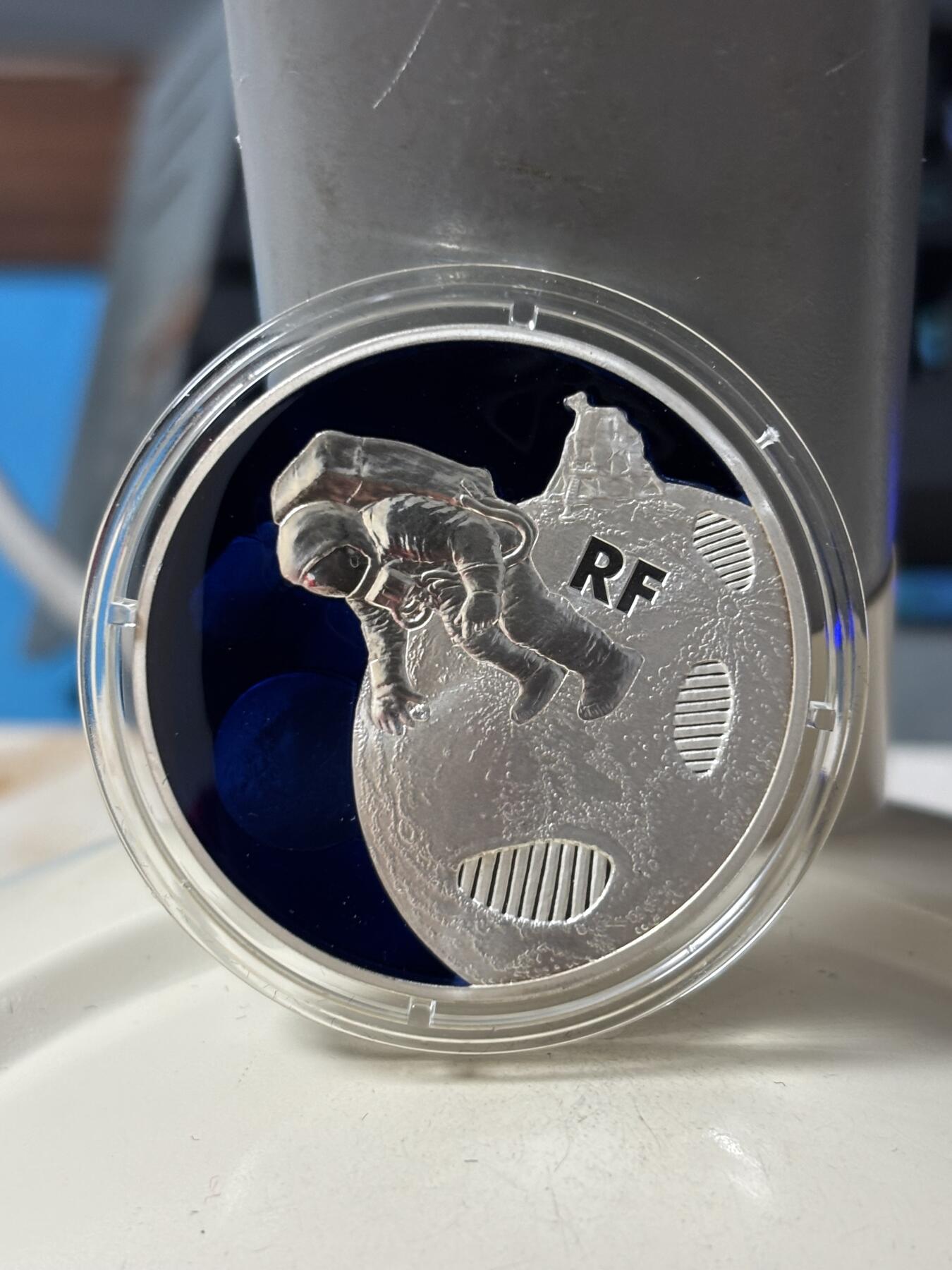 第185期拍卖 法国2019年人类登月50周年镶嵌特殊物质银币，金属:900银+特殊彩色物质，重量:17.3克+17.9克，直径:38毫米，发行：5000枚