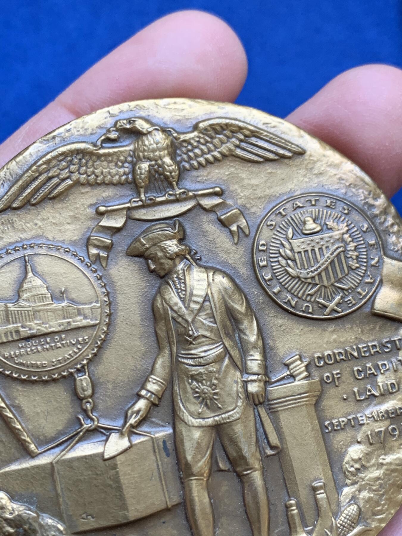 《竞宝斋》第445场 周日，周一，2场连拍 （全场包邮） 美国国会大厦奠基石铺设纪念大铜章 边铭刻字 直径63mm 重量142g