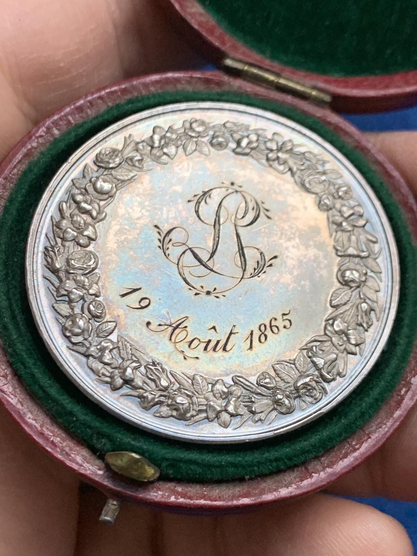 《竞宝斋》第445场 周日，周一，2场连拍 （全场包邮） 法国1865年高浮雕婚礼银章 32.6克 41.2mm 手指银标 好品 带盒