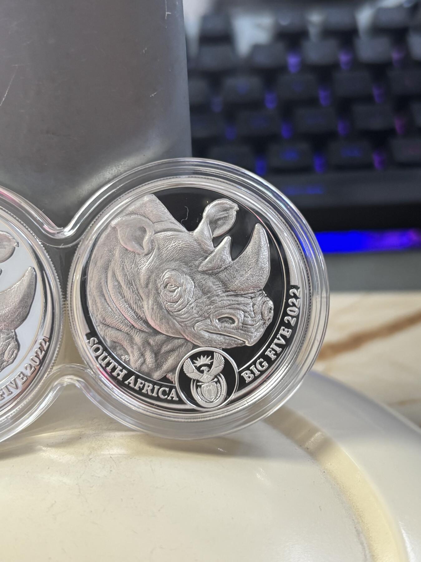 第185期拍卖 南非2022年非洲五霸系列犀牛5兰特精制纪念银币2枚套，999银，1盎司*2，发行1000套