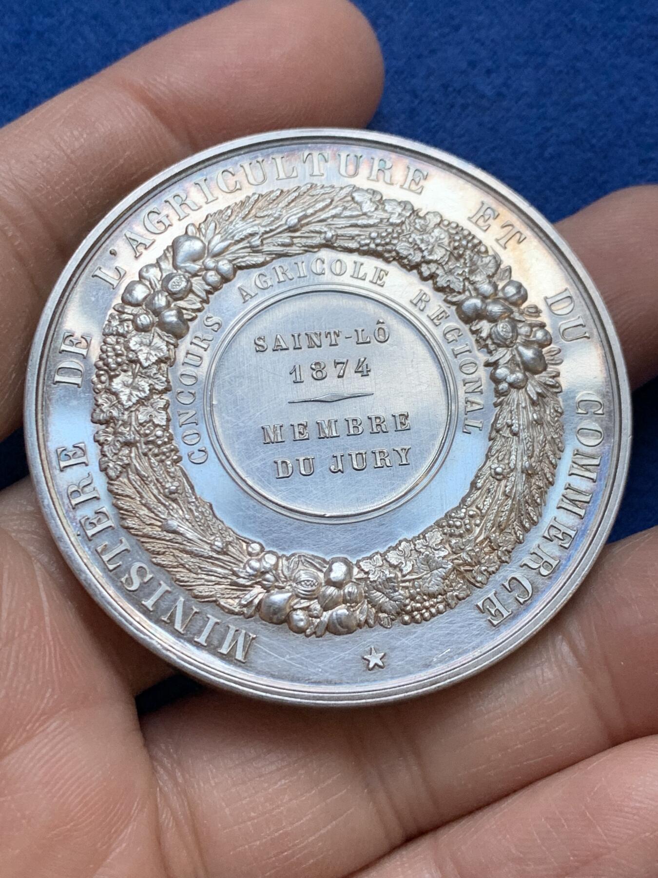 《竞宝斋》第445场 周日，周一，2场连拍 （全场包邮） 1874年法国农业区域竞赛评审委员纪念大银章 65.1克 50.5mm 蜜蜂银标 好品