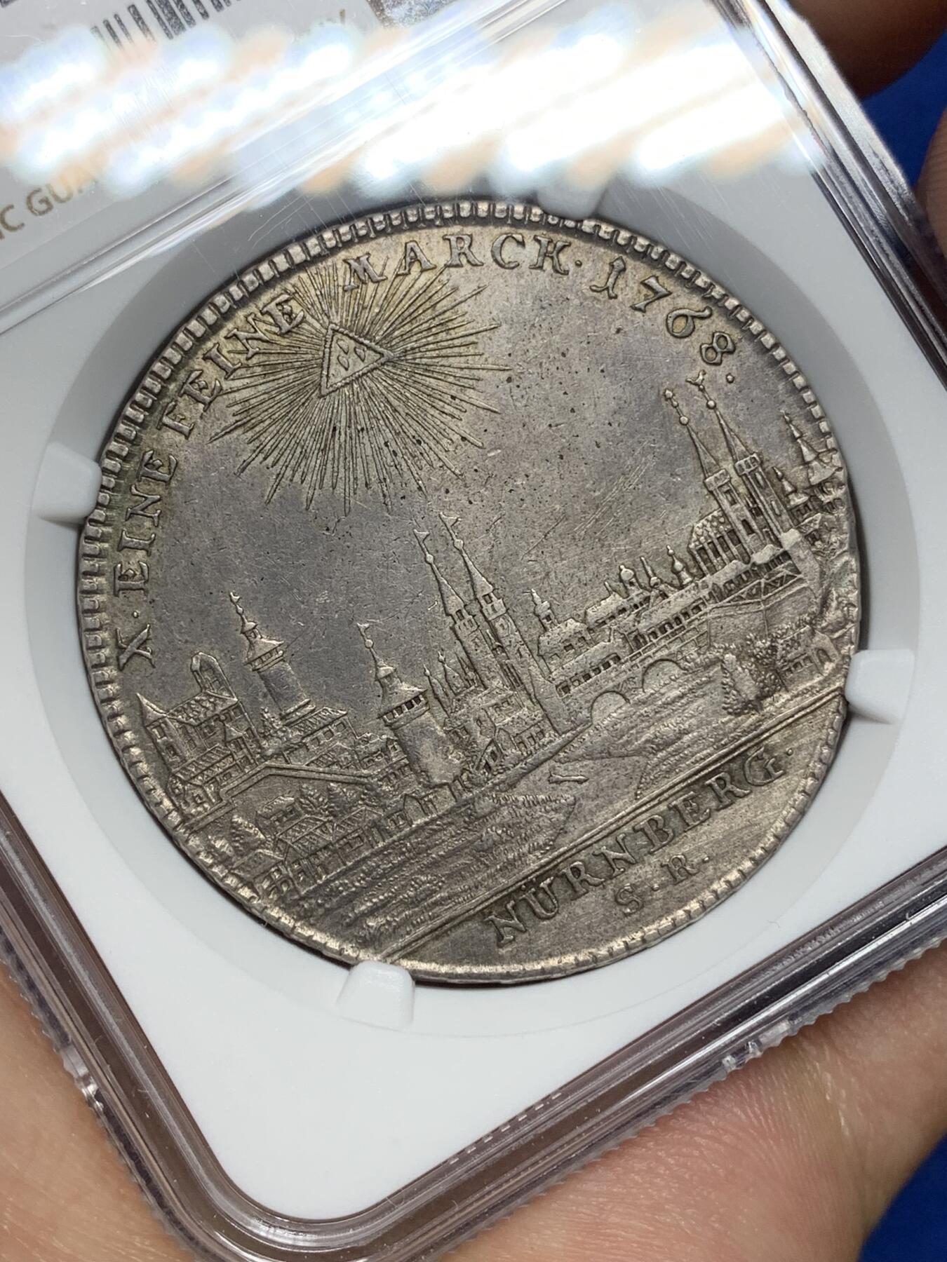 《竞宝斋》第445场 周日，周一，2场连拍 （全场包邮） NGC AUD 纽伦堡 1768年1泰勒银币 神罗纽伦堡城市景观大泰勒 错杀 该系列品种必备 城景细节较好 背面鹰徽羽毛纹理清晰 正面4点钟方向为铸缺 少见品种