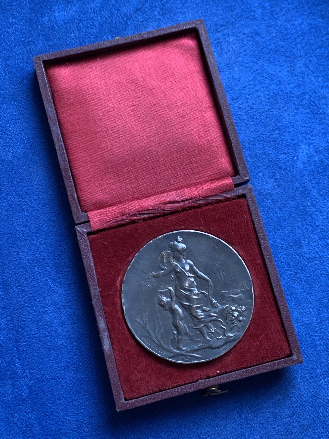 《竞宝斋》第445场 周日，周一，2场连拍 （全场包邮） 法国巴黎艺术展银章 57.6克 50.3mm 950银 银标边铭 带盒 