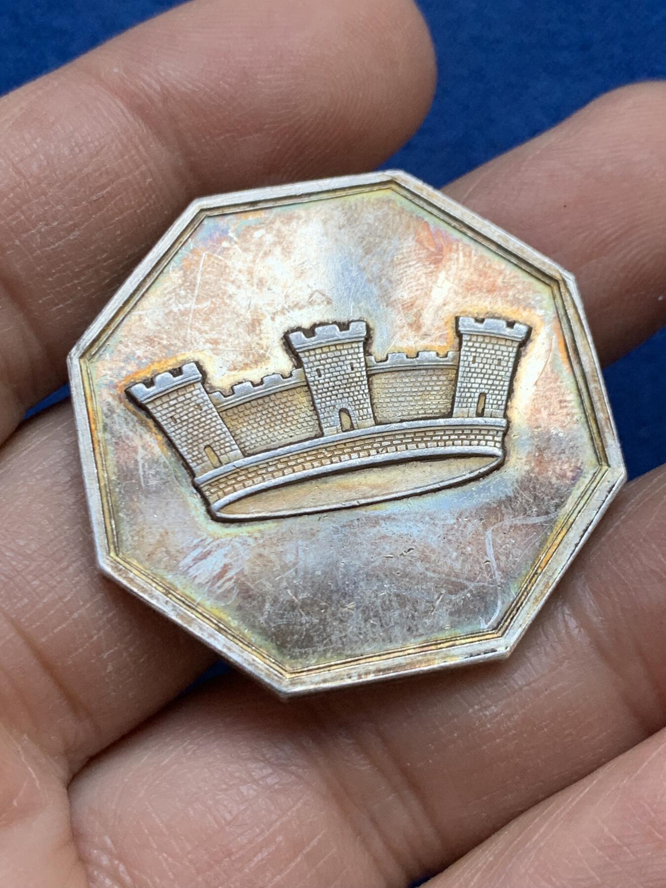 《竞宝斋》第445场 周日，周一，2场连拍 （全场包邮） 法国城市人寿保险公司八角银质代币，城堡王冠图，丰饶角AR边铭，35mm，20克。