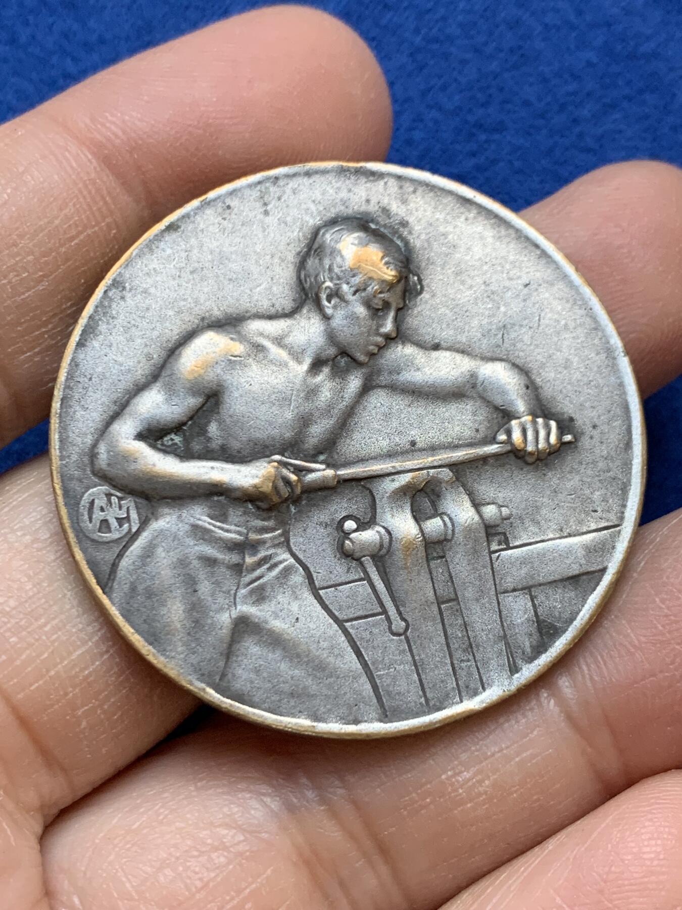 《竞宝斋》第445场 周日，周一，2场连拍 （全场包邮） 法国手工业协会镀银奖章 直径40.3mm 重量28g 三角铜标