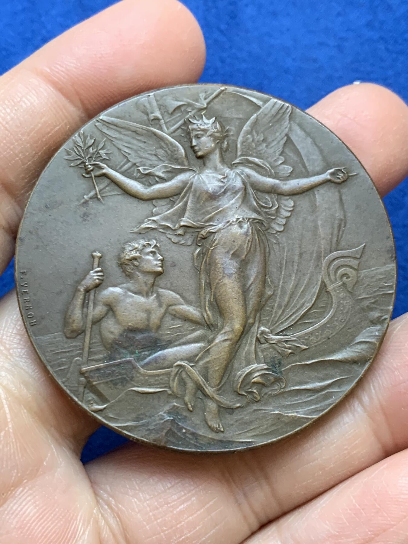 《竞宝斋》第445场 周日，周一，2场连拍 （全场包邮） 法国1898年游艇俱乐部纪念铜章，由雕刻家F. Vernon创作，64.75克，50mm，丰饶角铜标。