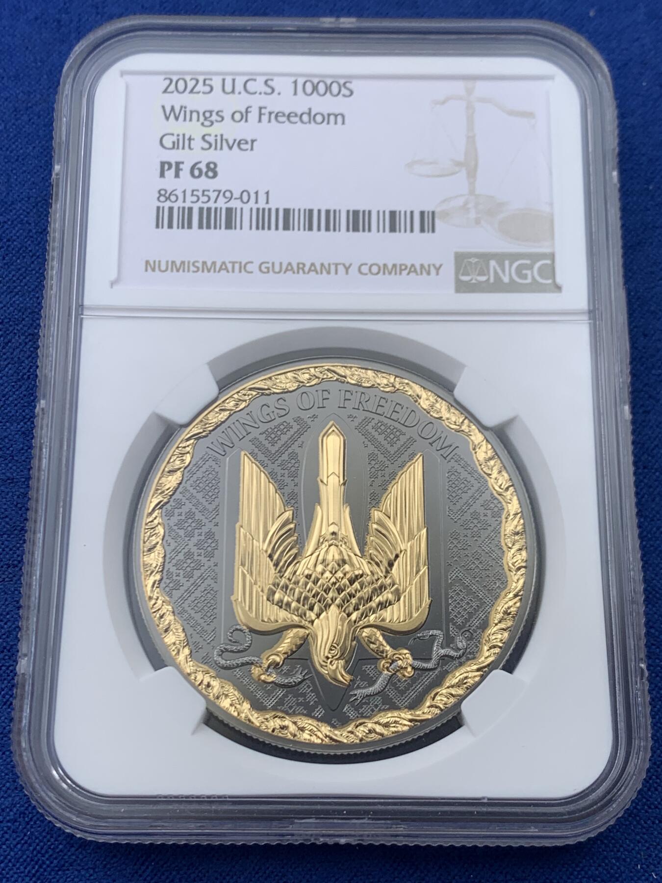 《竞宝斋》第445场 周日，周一，2场连拍 （全场包邮） 两枚一组 NGC PF68UC 美国2022年自由女神与神兽1000聪精制纪念加密货币（1盎司，999银，盒证齐全，发行量2千枚）个人认为该系列之中最美的女神化身银币 + NGC PF68 美国2025年乌克兰自由之翼镀金钌化纪念加密货币-1000聪（1盎司，999银，盒证齐全，发行量2千枚）个人认为该系列之中最精美复杂采取钌化加镀金工艺的银币
