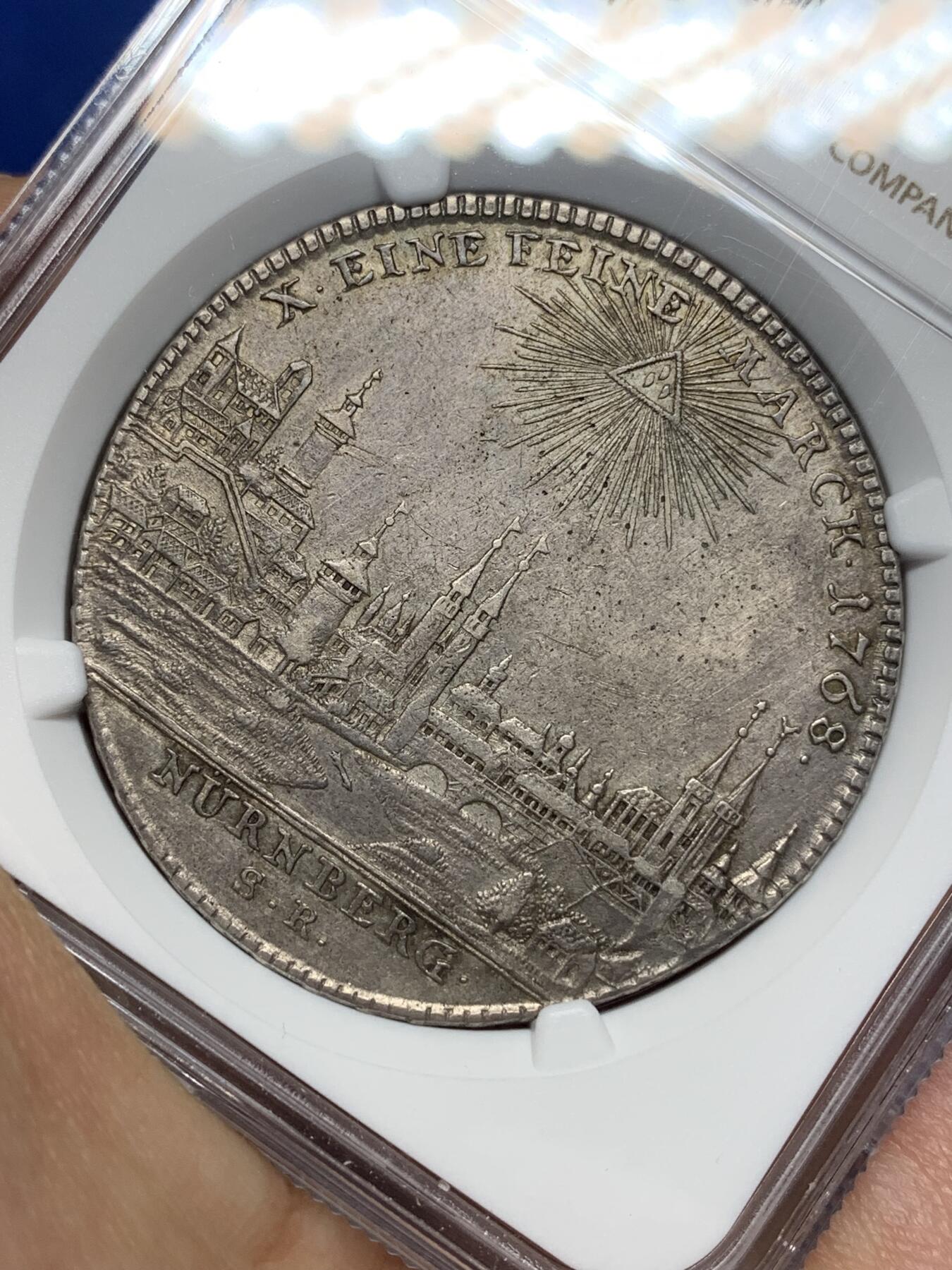 《竞宝斋》第445场 周日，周一，2场连拍 （全场包邮） NGC AUD 纽伦堡 1768年1泰勒银币 神罗纽伦堡城市景观大泰勒 错杀 该系列品种必备 城景细节较好 背面鹰徽羽毛纹理清晰 正面4点钟方向为铸缺 少见品种